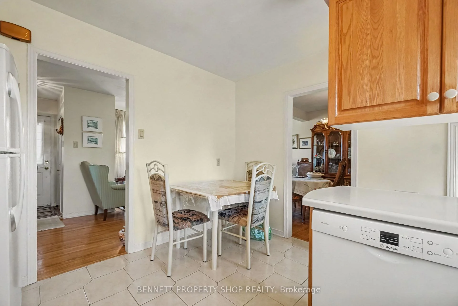 Photo 9 of 18 Kingsbury Avenue, Ottawa, Meadowlands/Crestview — HOMEH