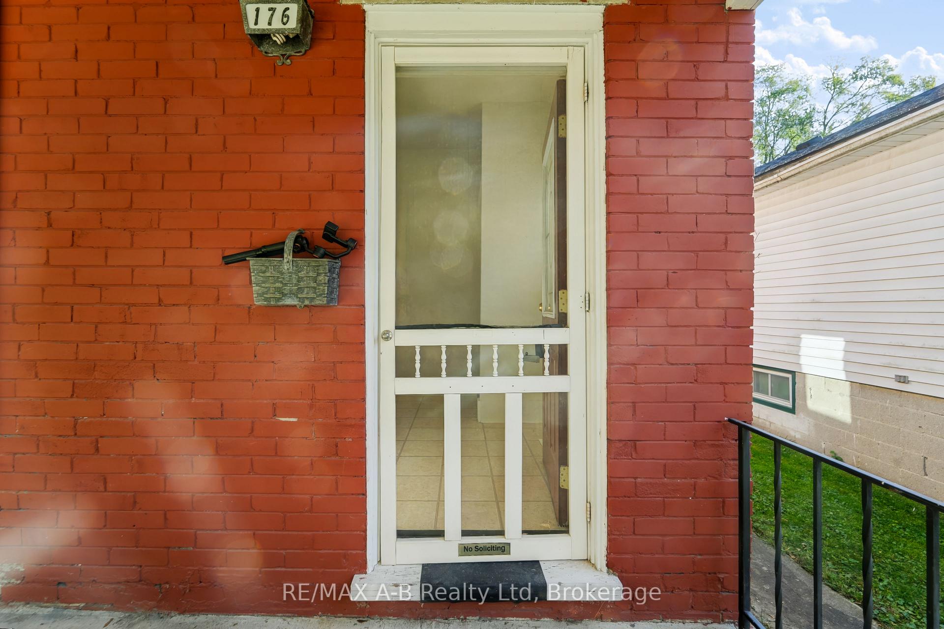 Photo 4 of 176 Sterling Street, London, East C — HOMEH