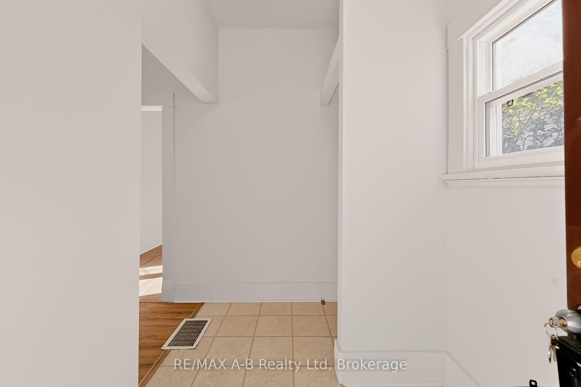 Photo 5 of 176 Sterling Street, London, East C — HOMEH