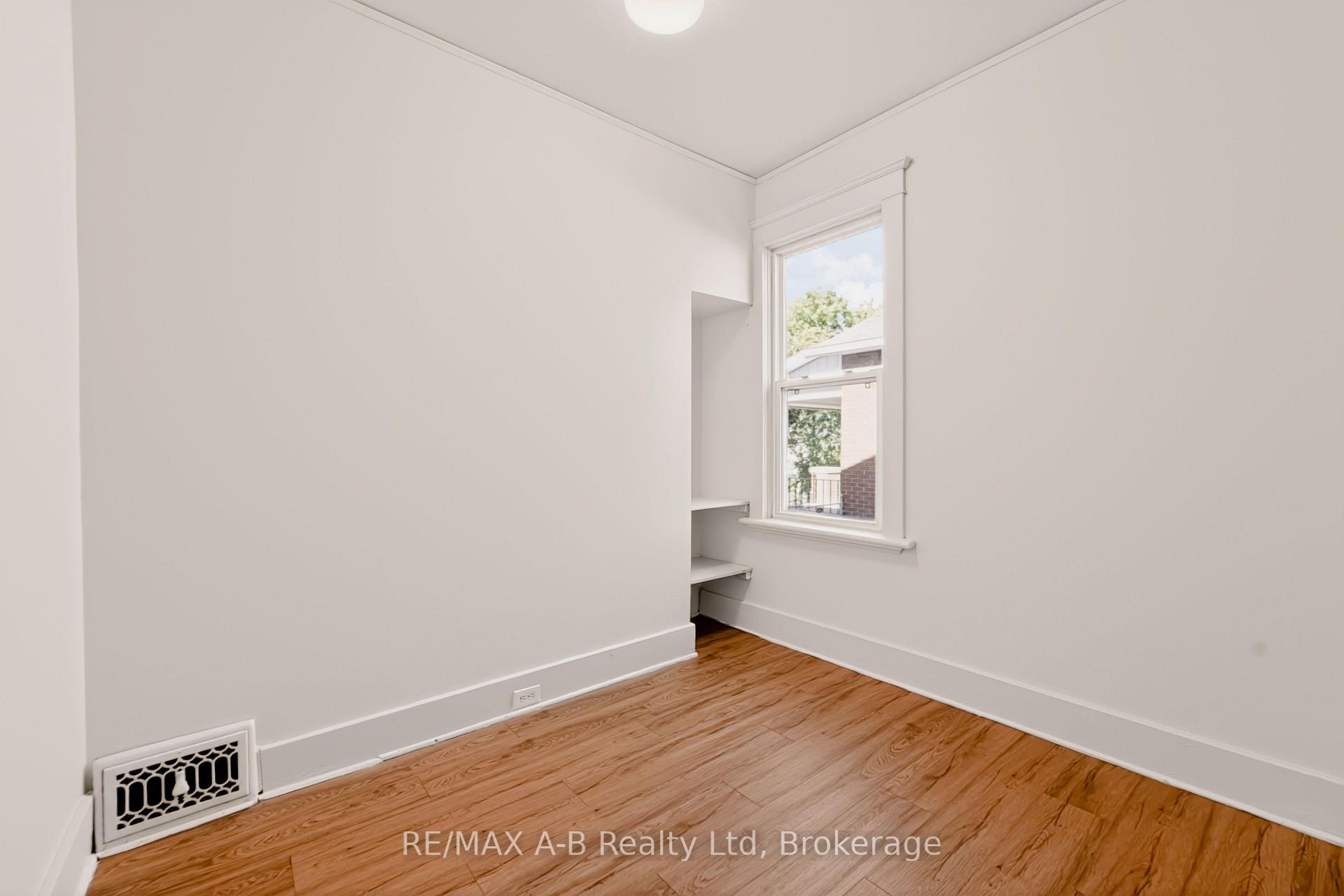 Photo 17 of 176 Sterling Street, London, East C — HOMEH