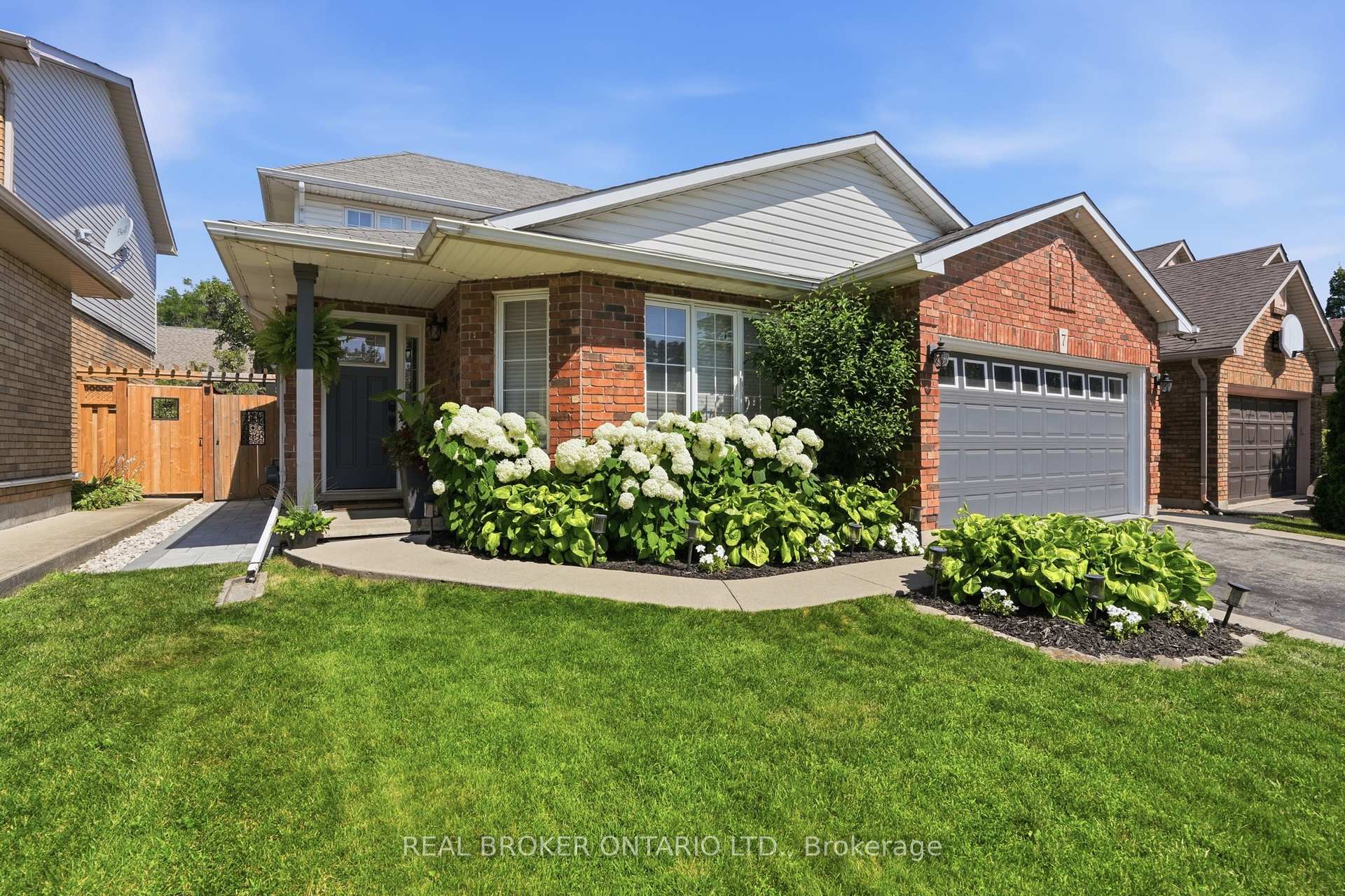Photo 3 of 7 Rockhaven Lane, Hamilton, Waterdown — HOMEH