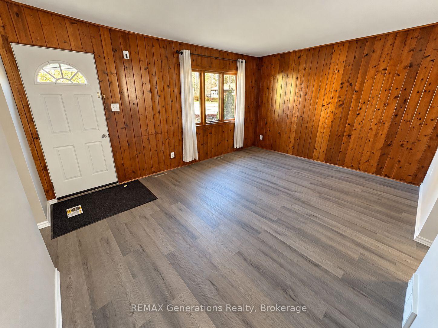 Photo 2 of 490 Lanark Crescent, Thunder Bay, County Park — HOMEH