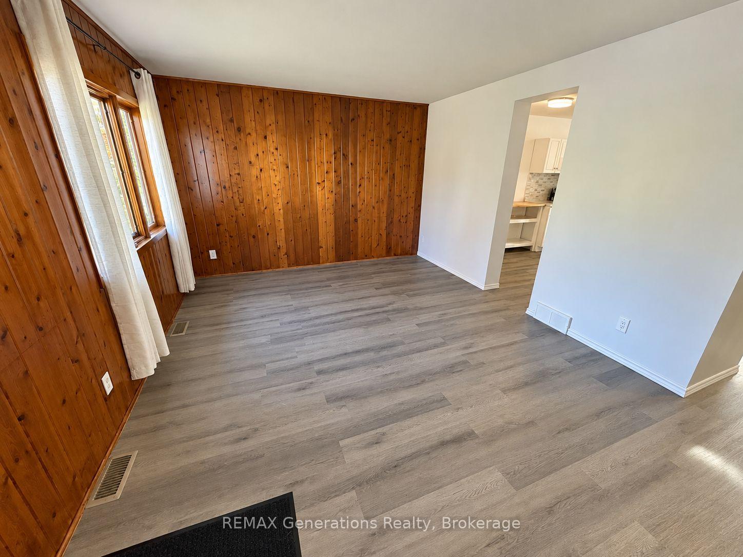 Photo 3 of 490 Lanark Crescent, Thunder Bay, County Park — HOMEH