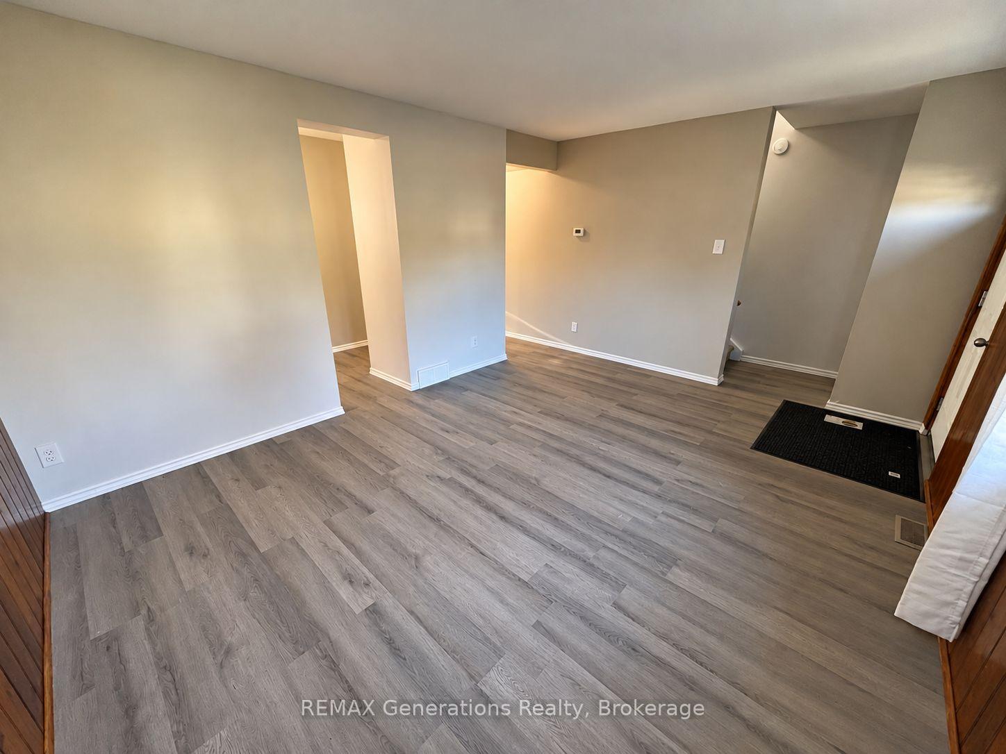 Photo 4 of 490 Lanark Crescent, Thunder Bay, County Park — HOMEH