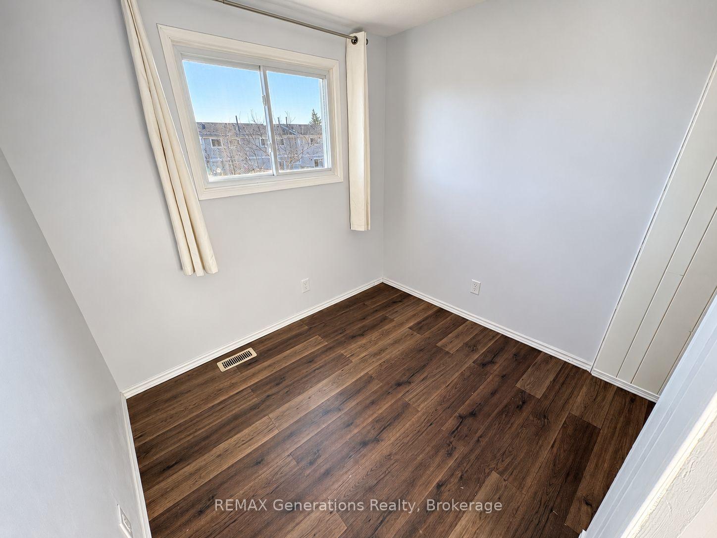 Photo 11 of 490 Lanark Crescent, Thunder Bay, County Park — HOMEH