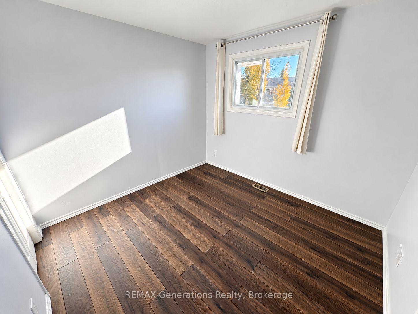 Photo 15 of 490 Lanark Crescent, Thunder Bay, County Park — HOMEH