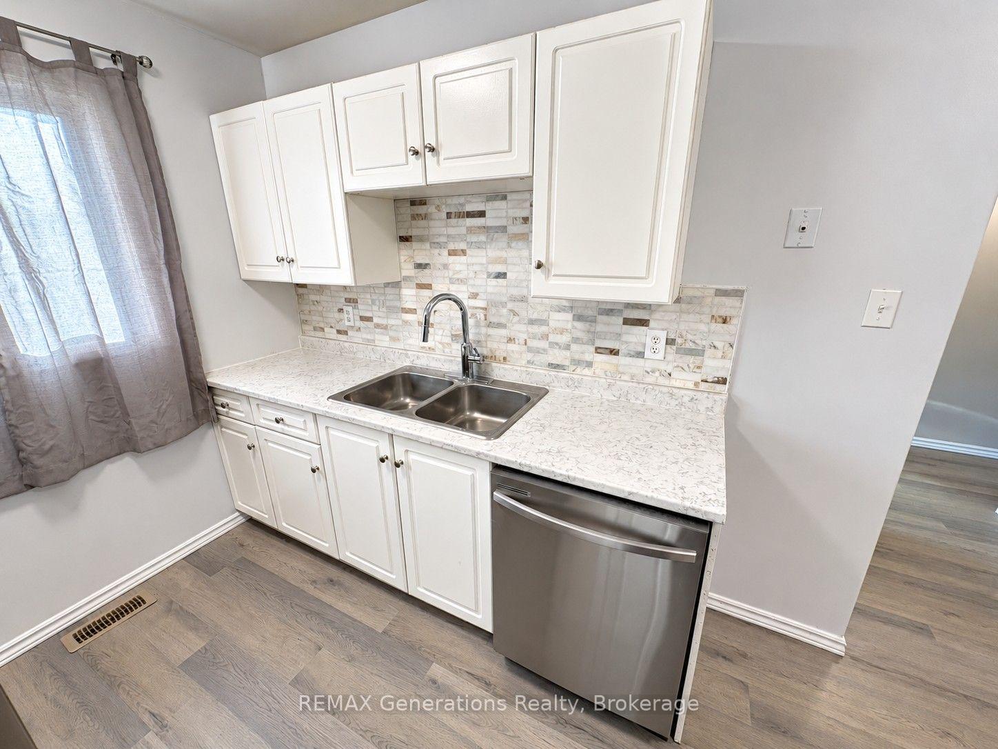 Photo 8 of 490 Lanark Crescent, Thunder Bay, County Park — HOMEH