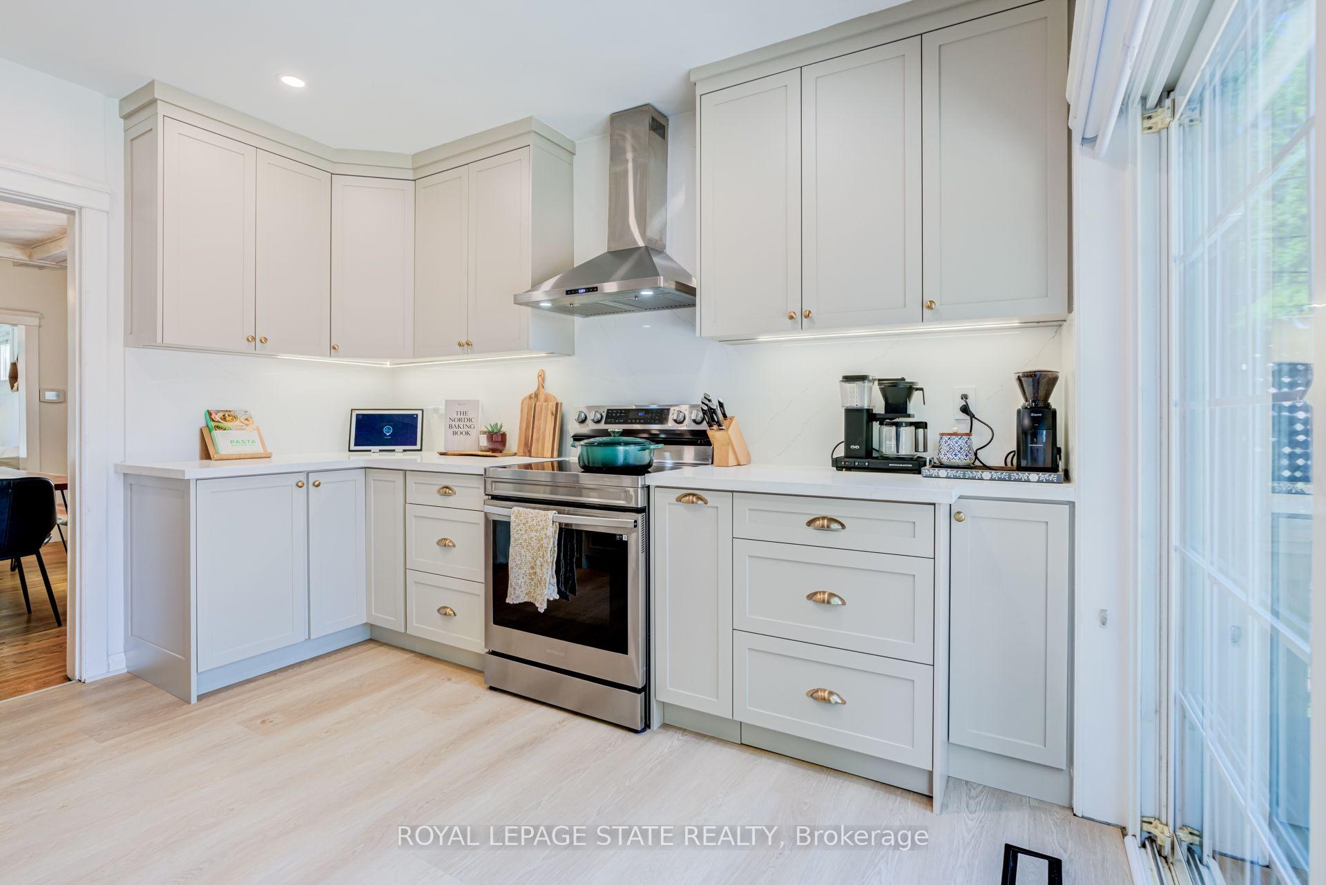 Photo 17 of 175 Rosslyn Avenue S, Hamilton, Delta — HOMEH
