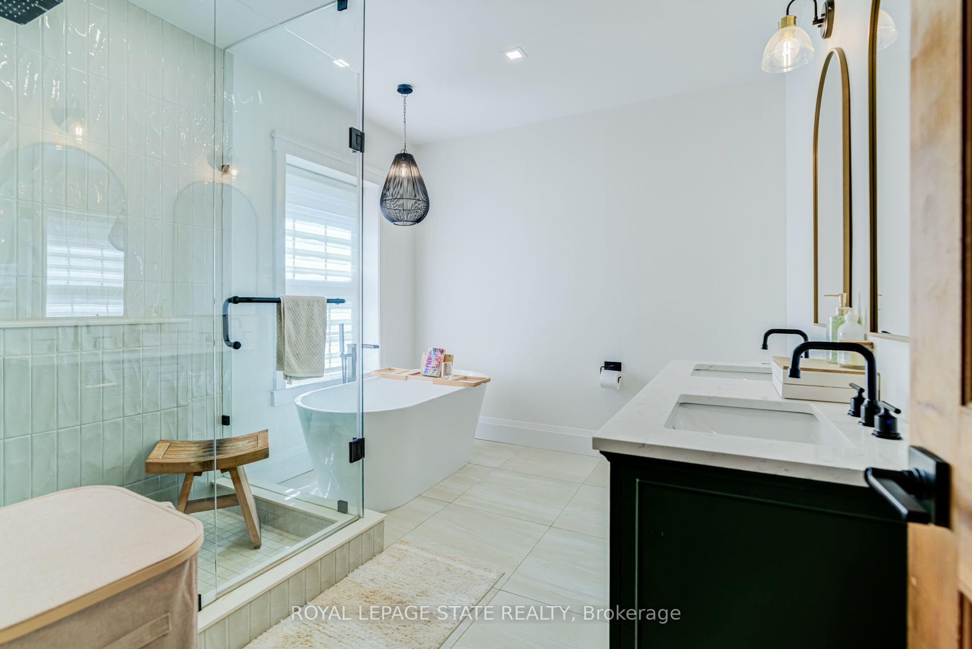 Photo 23 of 175 Rosslyn Avenue S, Hamilton, Delta — HOMEH