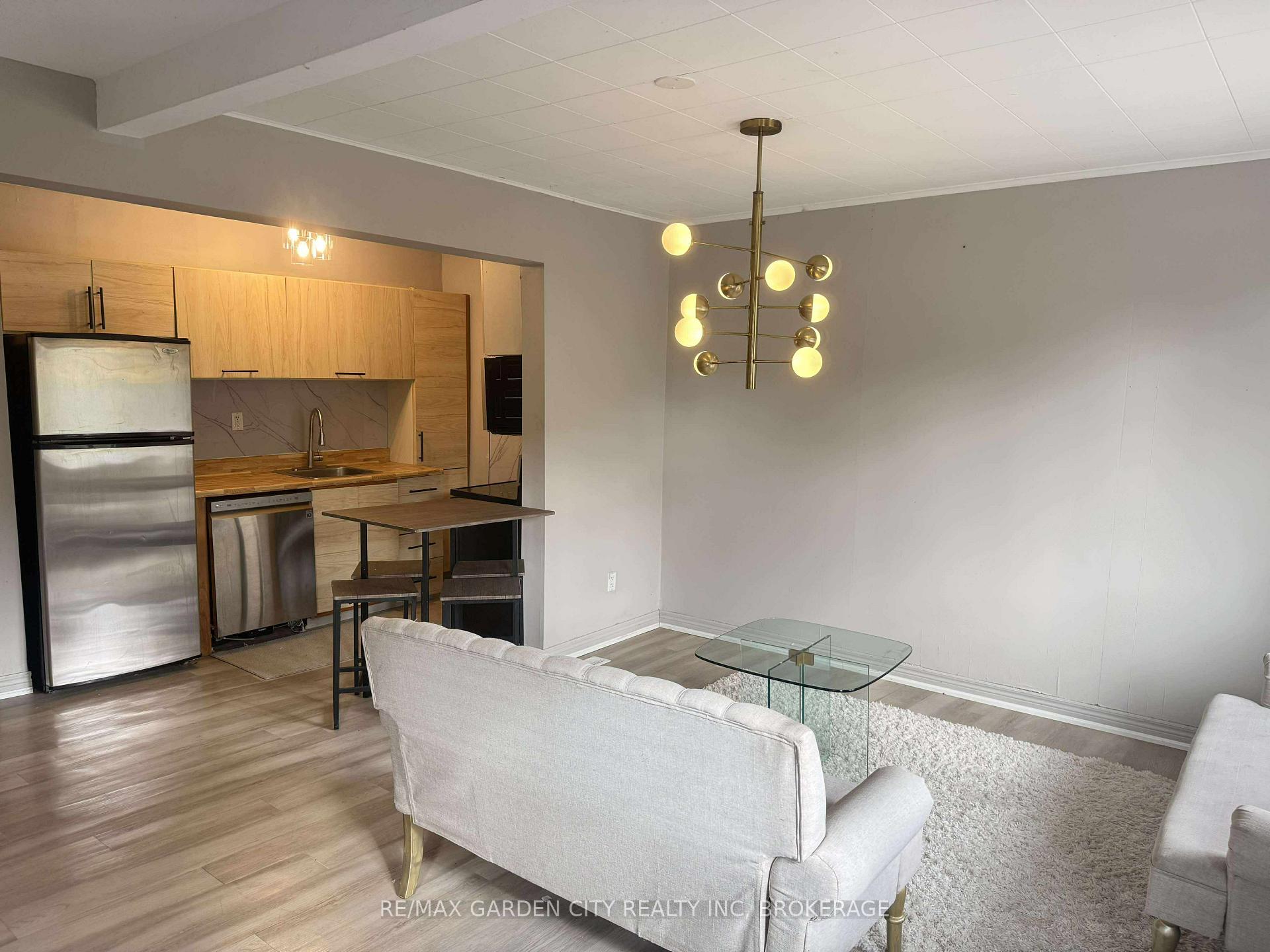 Photo 3 of 130 St. Paul Crescent, St. Catharines, Western Hill — HOMEH