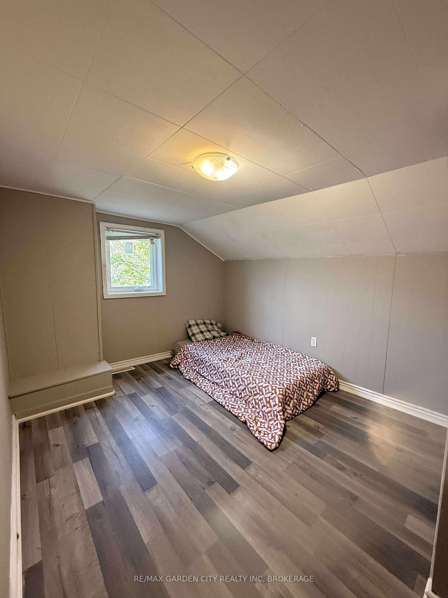 Photo 15 of 130 St. Paul Crescent, St. Catharines, Western Hill — HOMEH