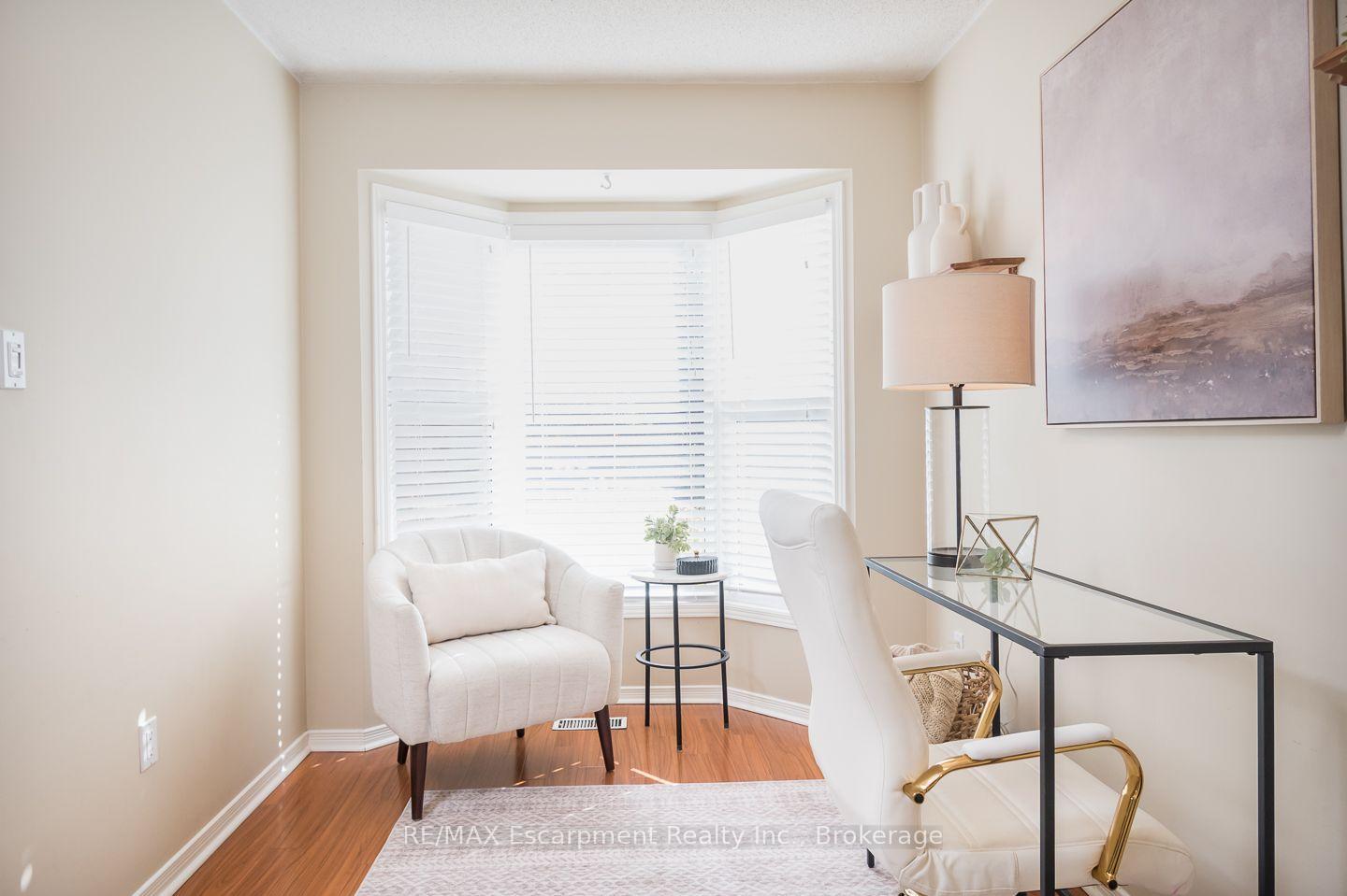 Photo 4 of 45 Niska Drive, Hamilton, Waterdown — HOMEH