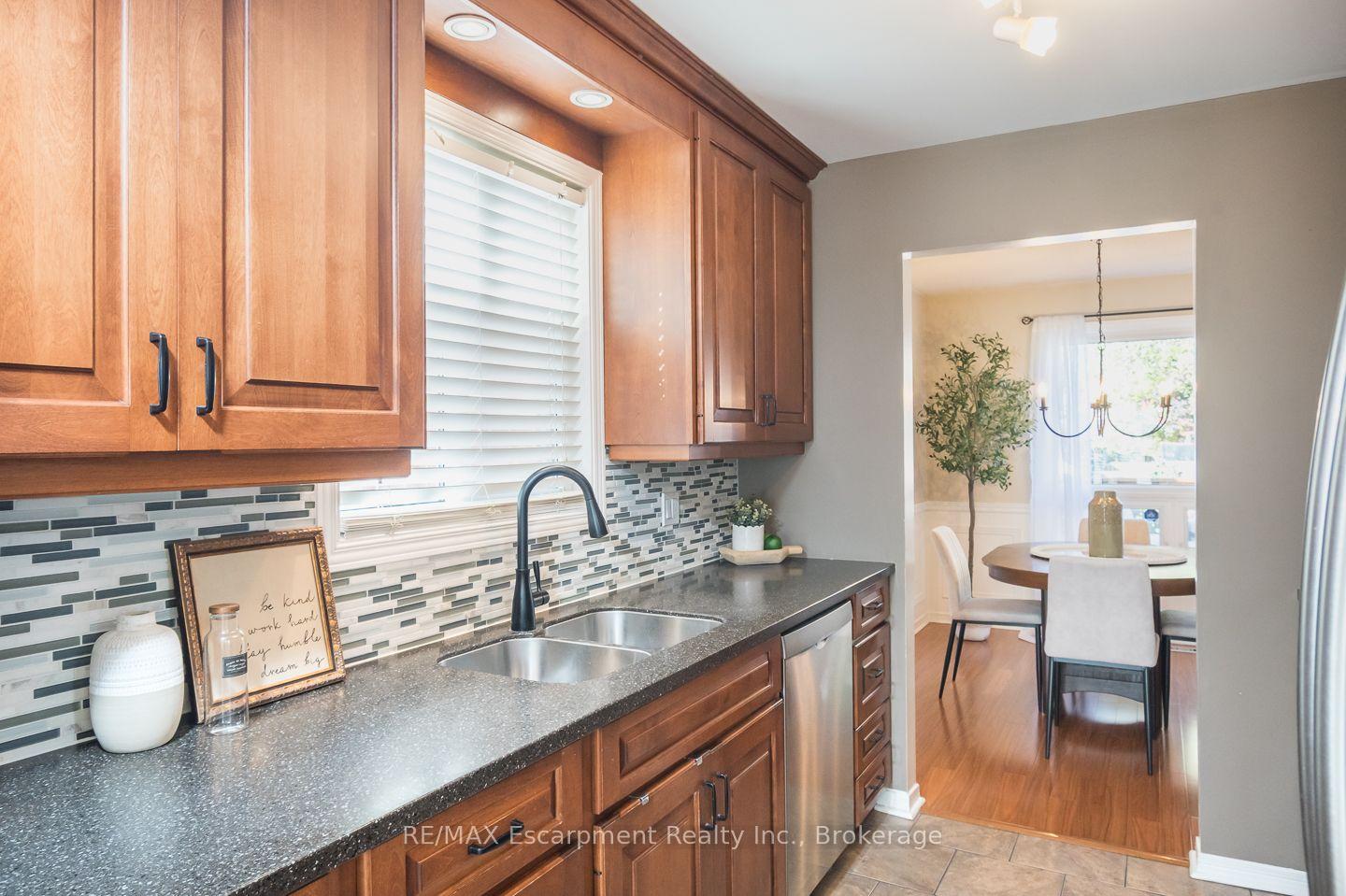 Photo 6 of 45 Niska Drive, Hamilton, Waterdown — HOMEH