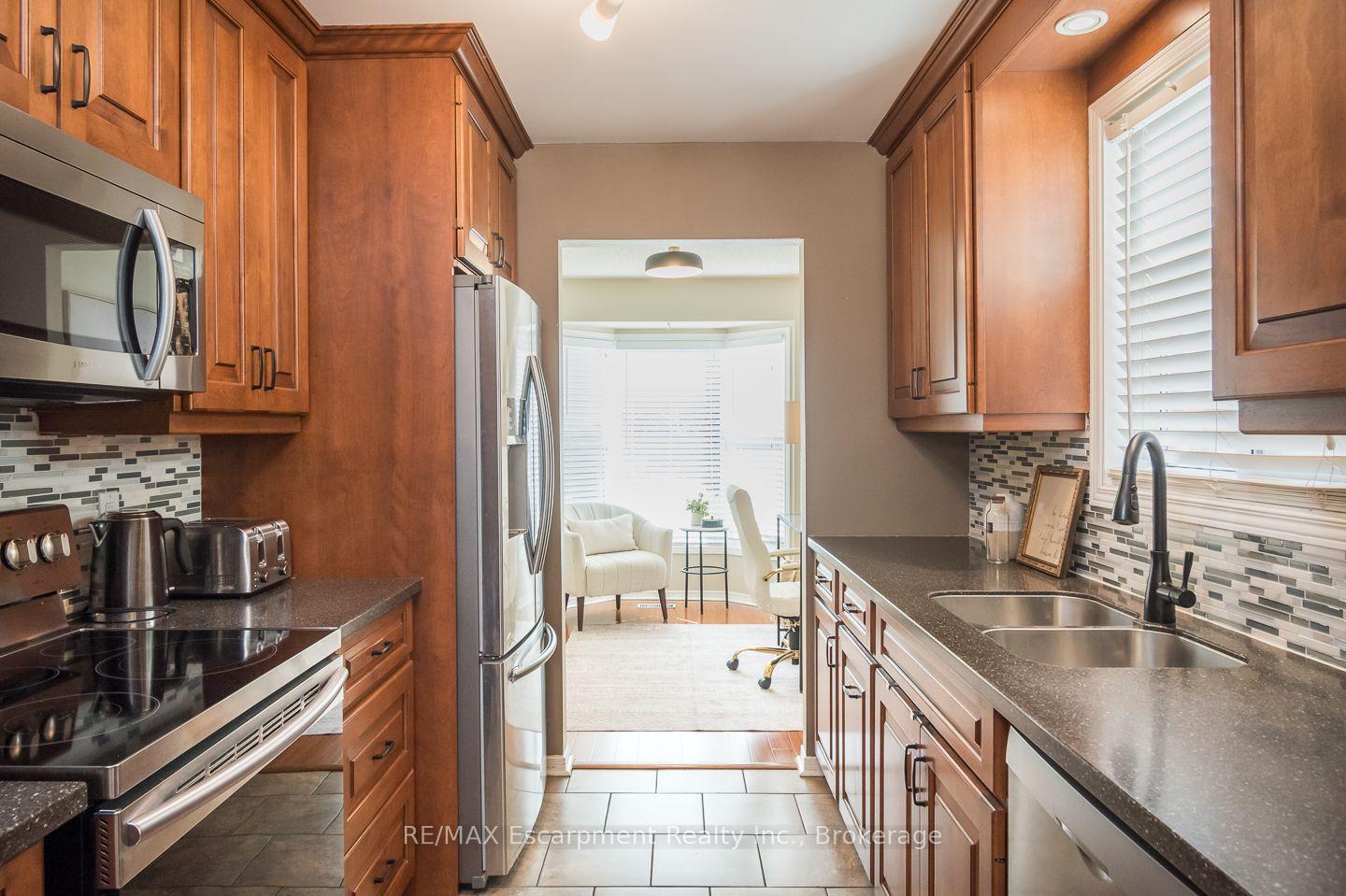 Photo 7 of 45 Niska Drive, Hamilton, Waterdown — HOMEH