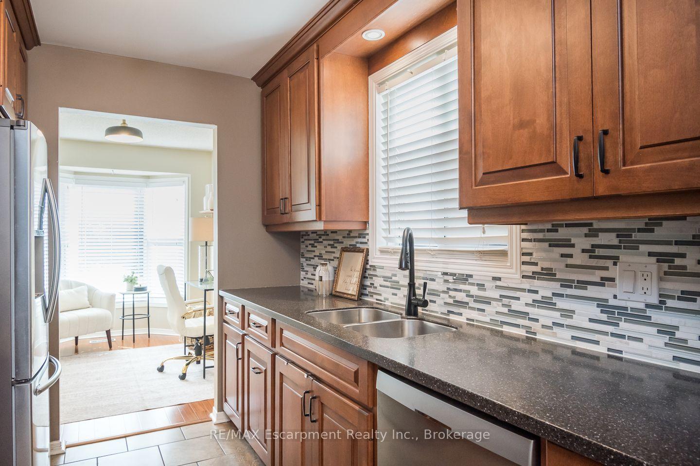 Photo 8 of 45 Niska Drive, Hamilton, Waterdown — HOMEH