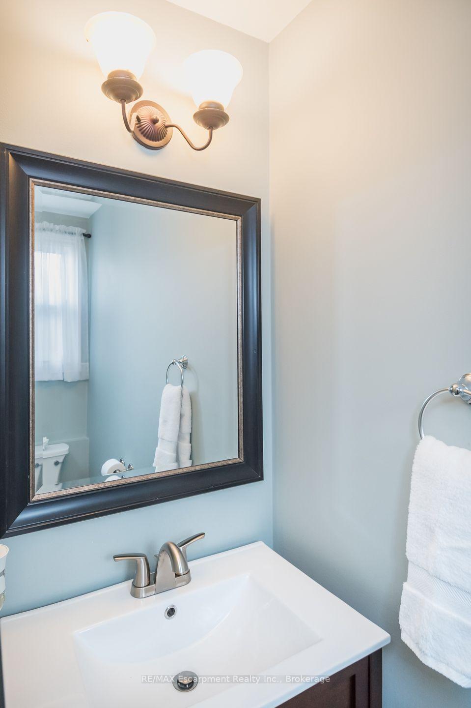 Photo 15 of 45 Niska Drive, Hamilton, Waterdown — HOMEH