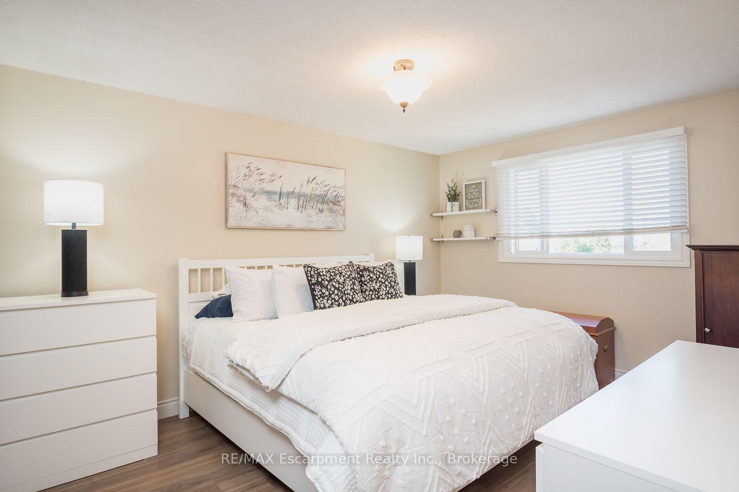 Photo 17 of 45 Niska Drive, Hamilton, Waterdown — HOMEH