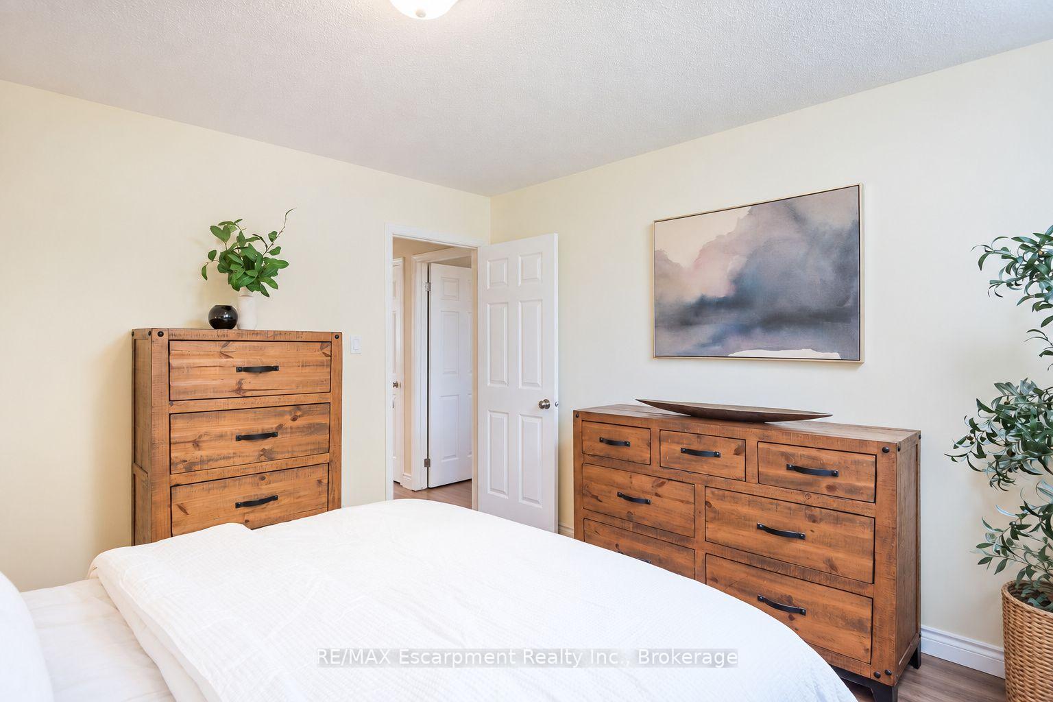 Photo 18 of 45 Niska Drive, Hamilton, Waterdown — HOMEH