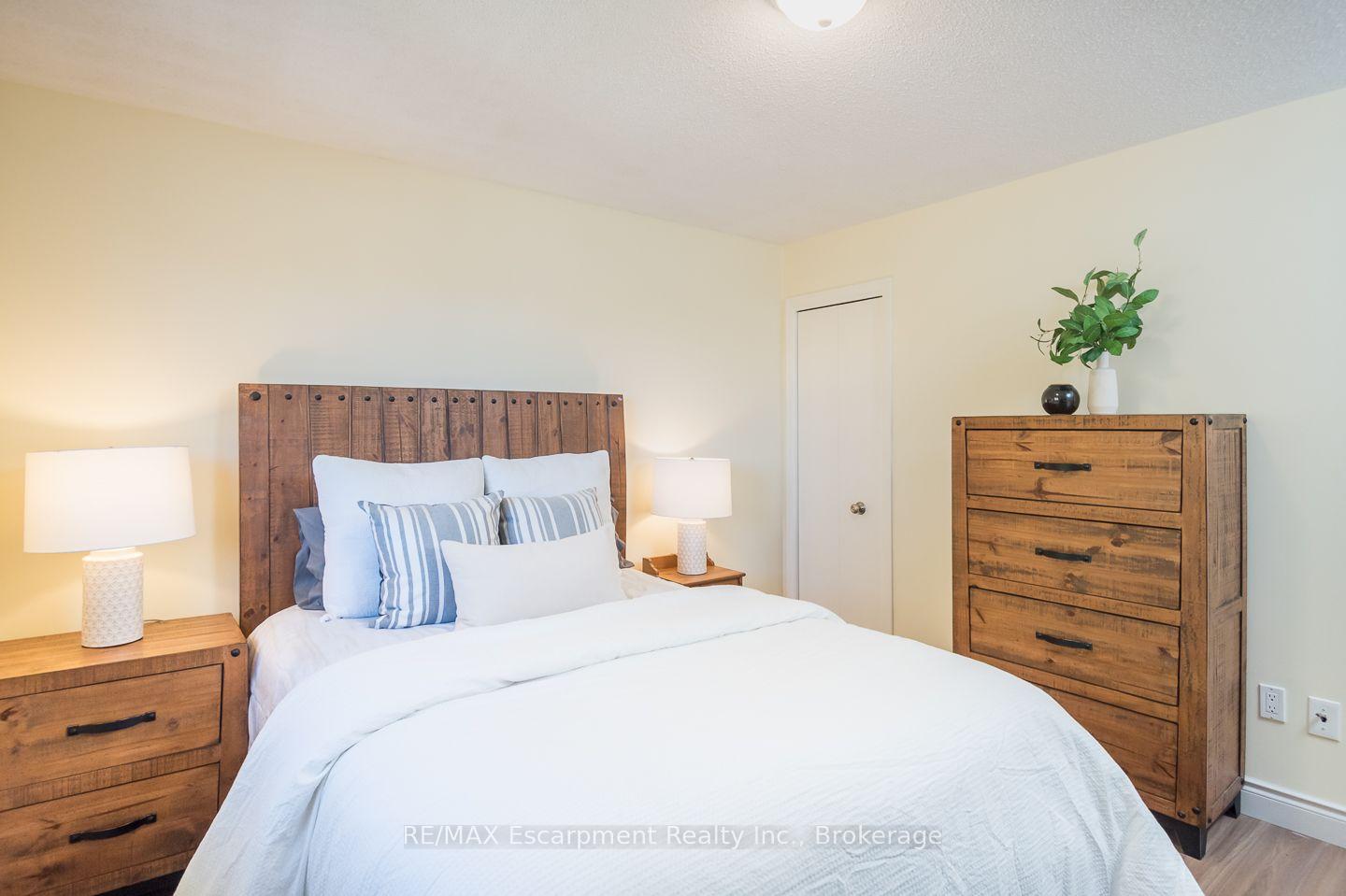 Photo 19 of 45 Niska Drive, Hamilton, Waterdown — HOMEH