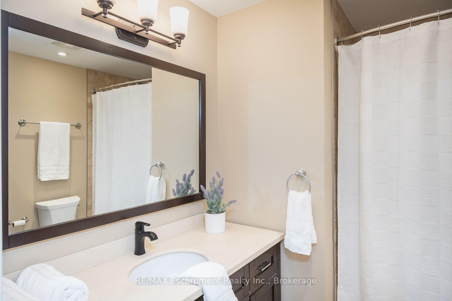Photo 21 of 45 Niska Drive, Hamilton, Waterdown — HOMEH