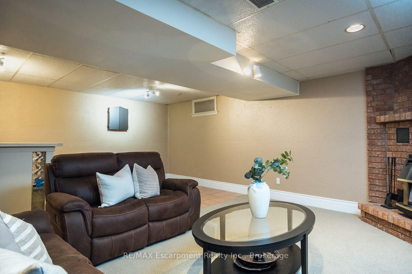 Photo 23 of 45 Niska Drive, Hamilton, Waterdown — HOMEH