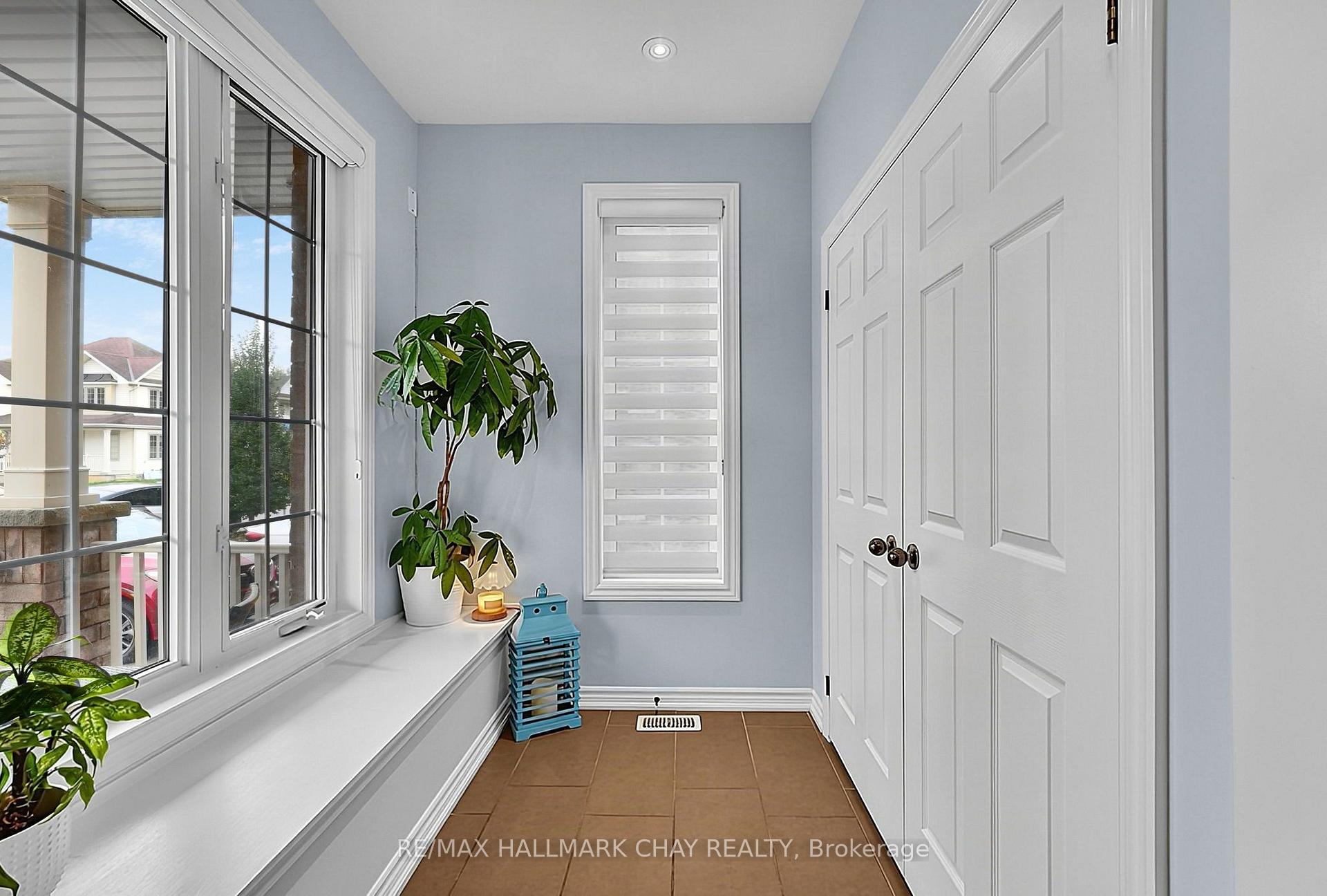 Photo 6 of 8445 Sweet Chestnut Drive, Niagara Falls, Brown — HOMEH