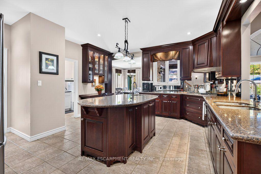 Photo 10 of 9 Harrington Place, Hamilton, Ancaster — HOMEH