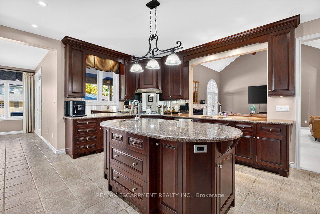 Photo 11 of 9 Harrington Place, Hamilton, Ancaster — HOMEH