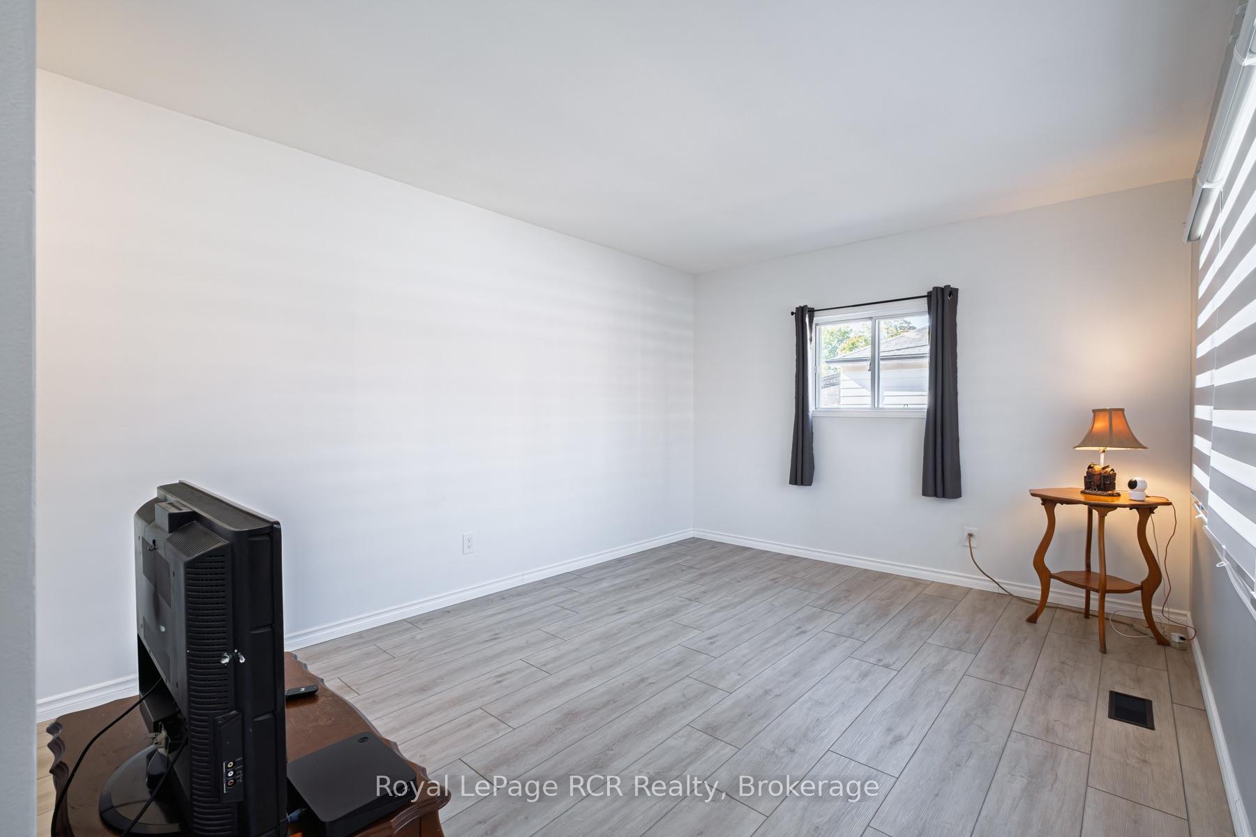Photo 7 of 330 Melvin Avenue, Hamilton, McQuesten — HOMEH