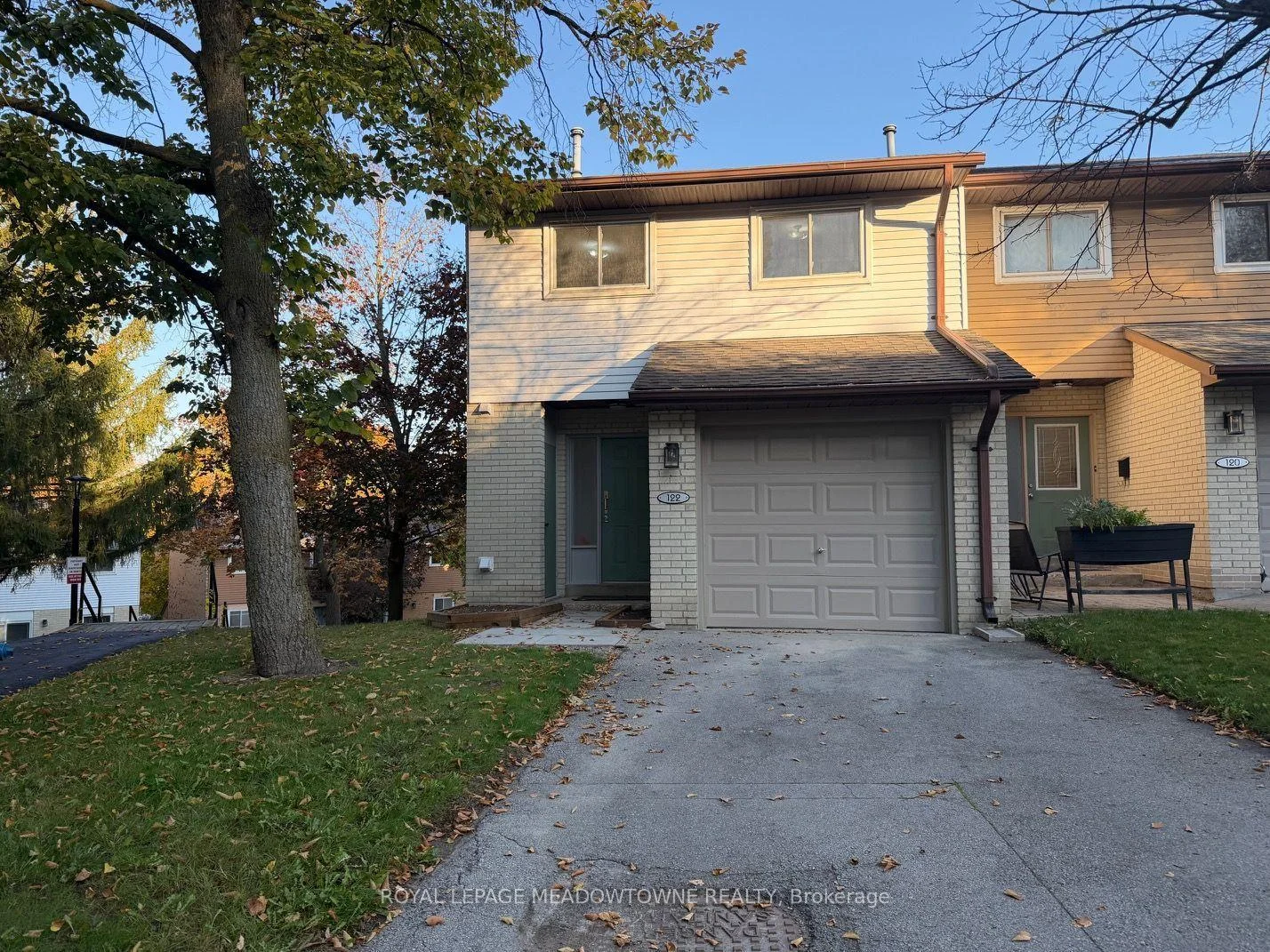 Photo 2 of 122 Lynden Circle, Halton Hills, Georgetown — HOMEH