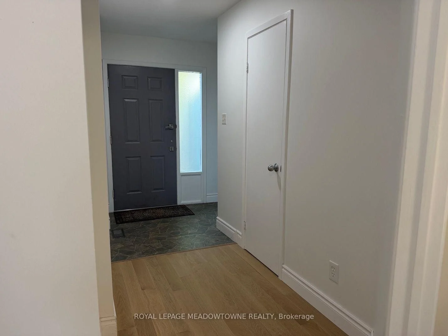 Photo 4 of 122 Lynden Circle, Halton Hills, Georgetown — HOMEH