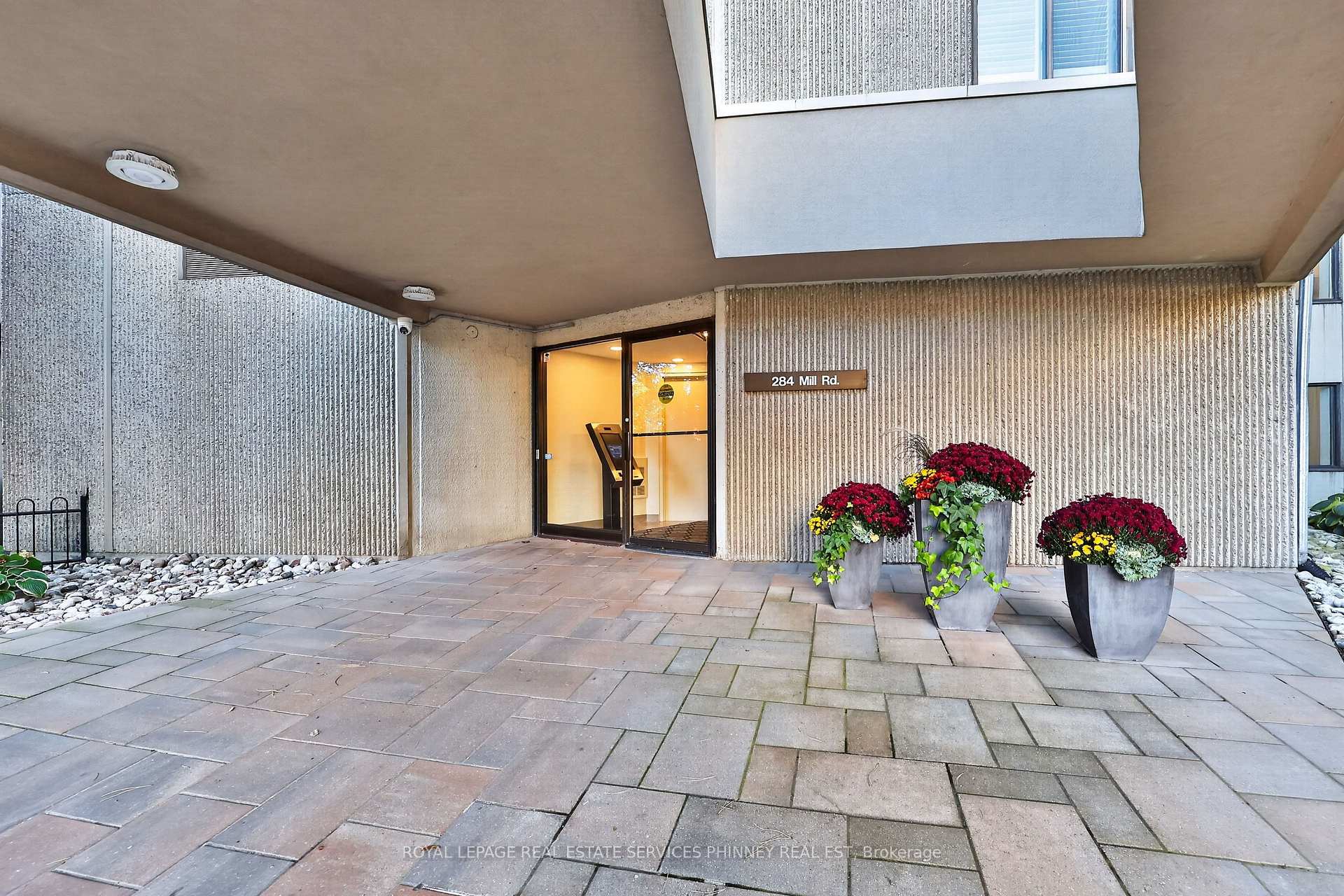 Photo 4 of Unit E21, 284 Mill Road, Etobicoke, Markland Wood — HOMEH