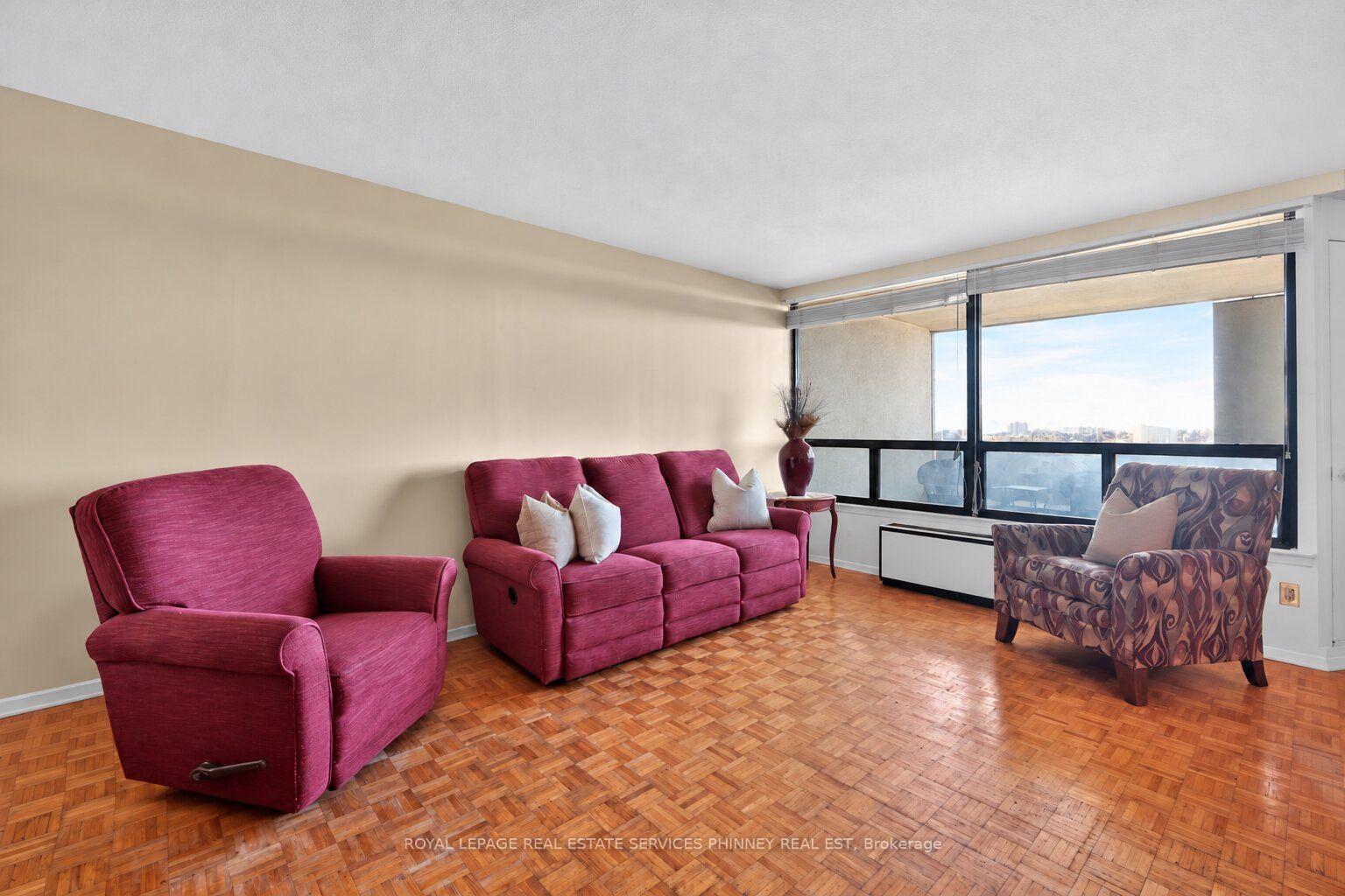 Photo 11 of Unit E21, 284 Mill Road, Etobicoke, Markland Wood — HOMEH