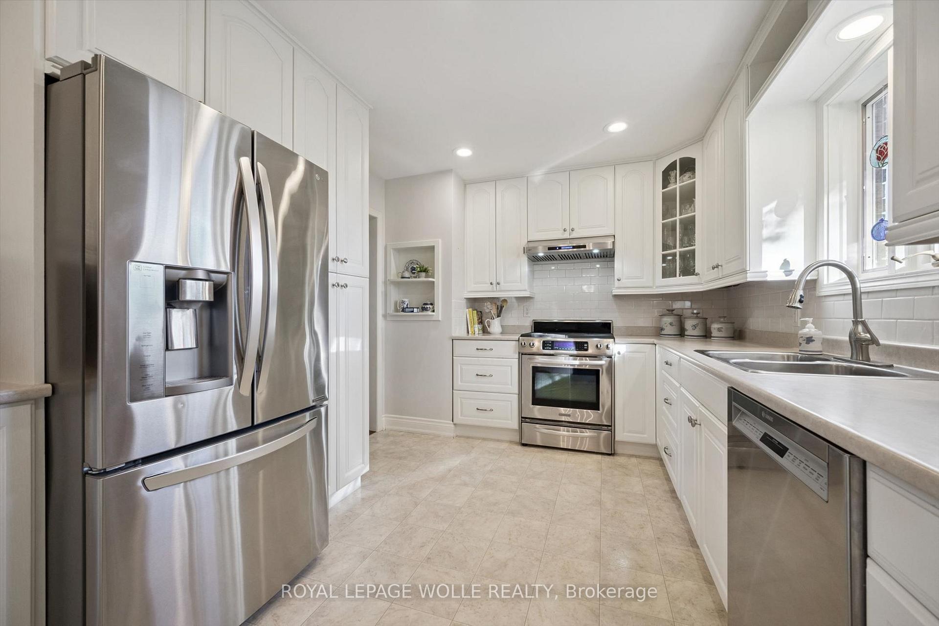 Photo 10 of 301 Martindale Crescent, Waterloo, Lakeshore Village — HOMEH