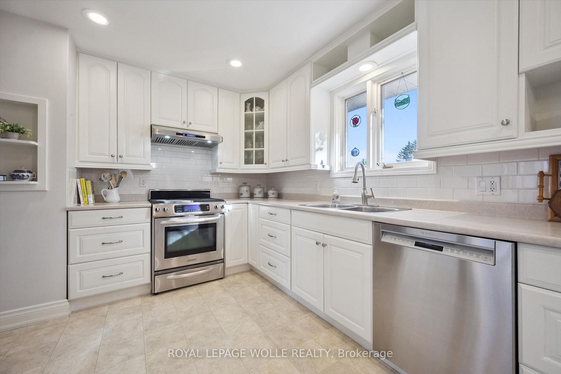 Photo 11 of 301 Martindale Crescent, Waterloo, Lakeshore Village — HOMEH