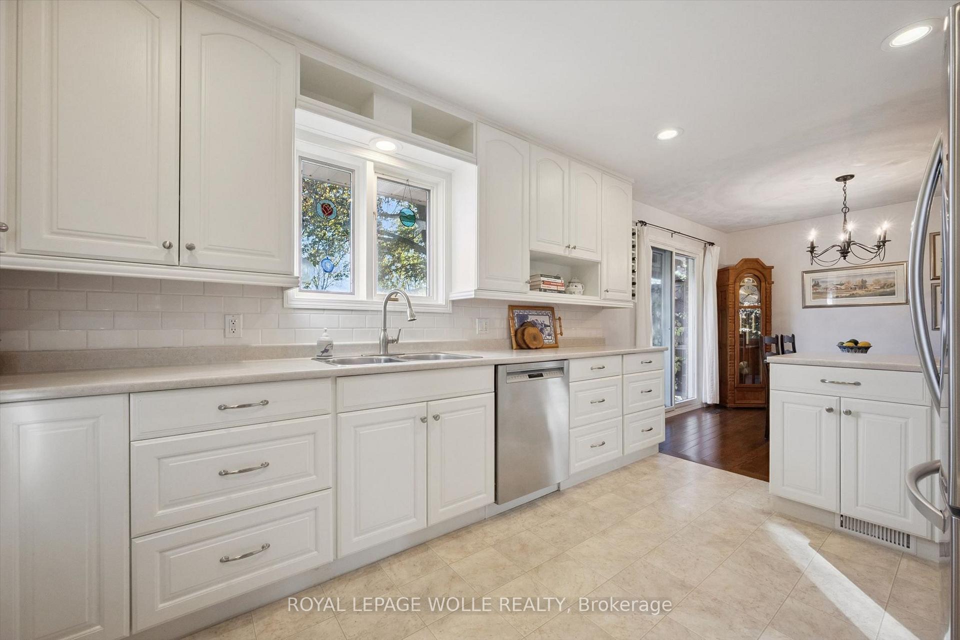 Photo 12 of 301 Martindale Crescent, Waterloo, Lakeshore Village — HOMEH