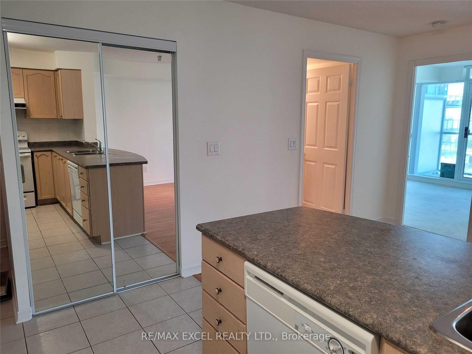 Photo 5 of Unit 2011, 5500 Yonge Street, North York, Willowdale West — HOMEH