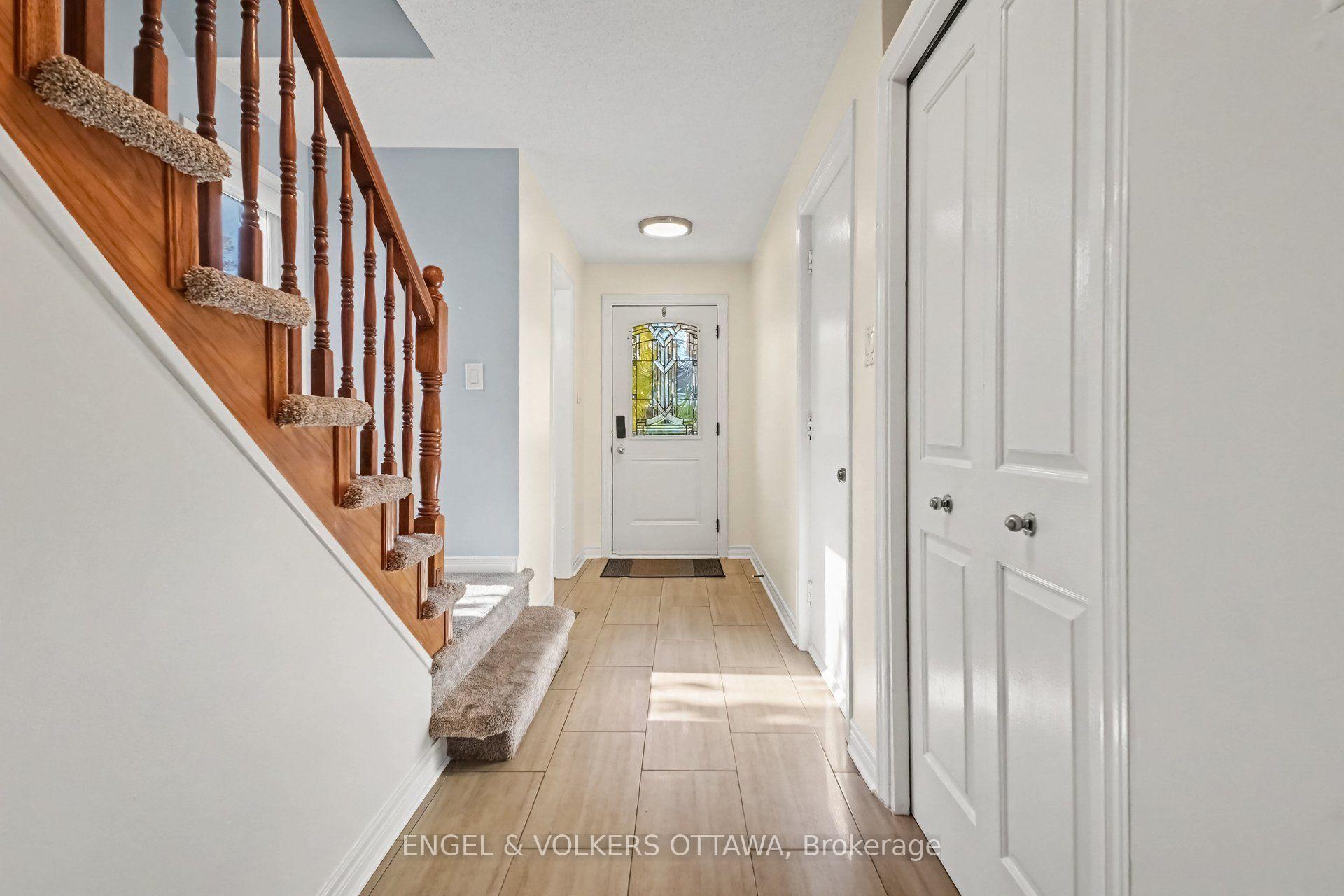 Photo 3 of 29 Woodbury Crescent, Ottawa, Hunt Club Park — HOMEH
