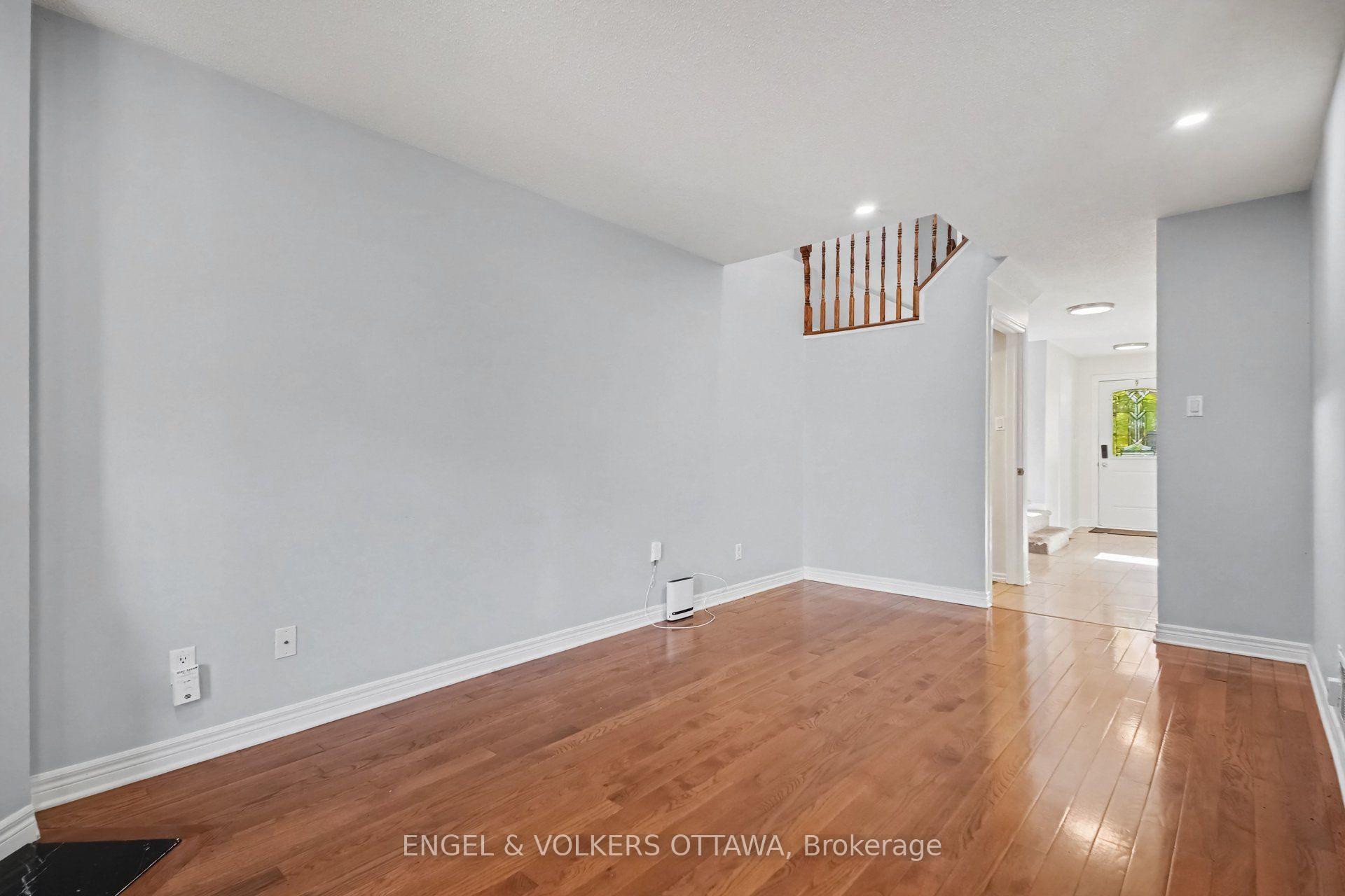 Photo 5 of 29 Woodbury Crescent, Ottawa, Hunt Club Park — HOMEH