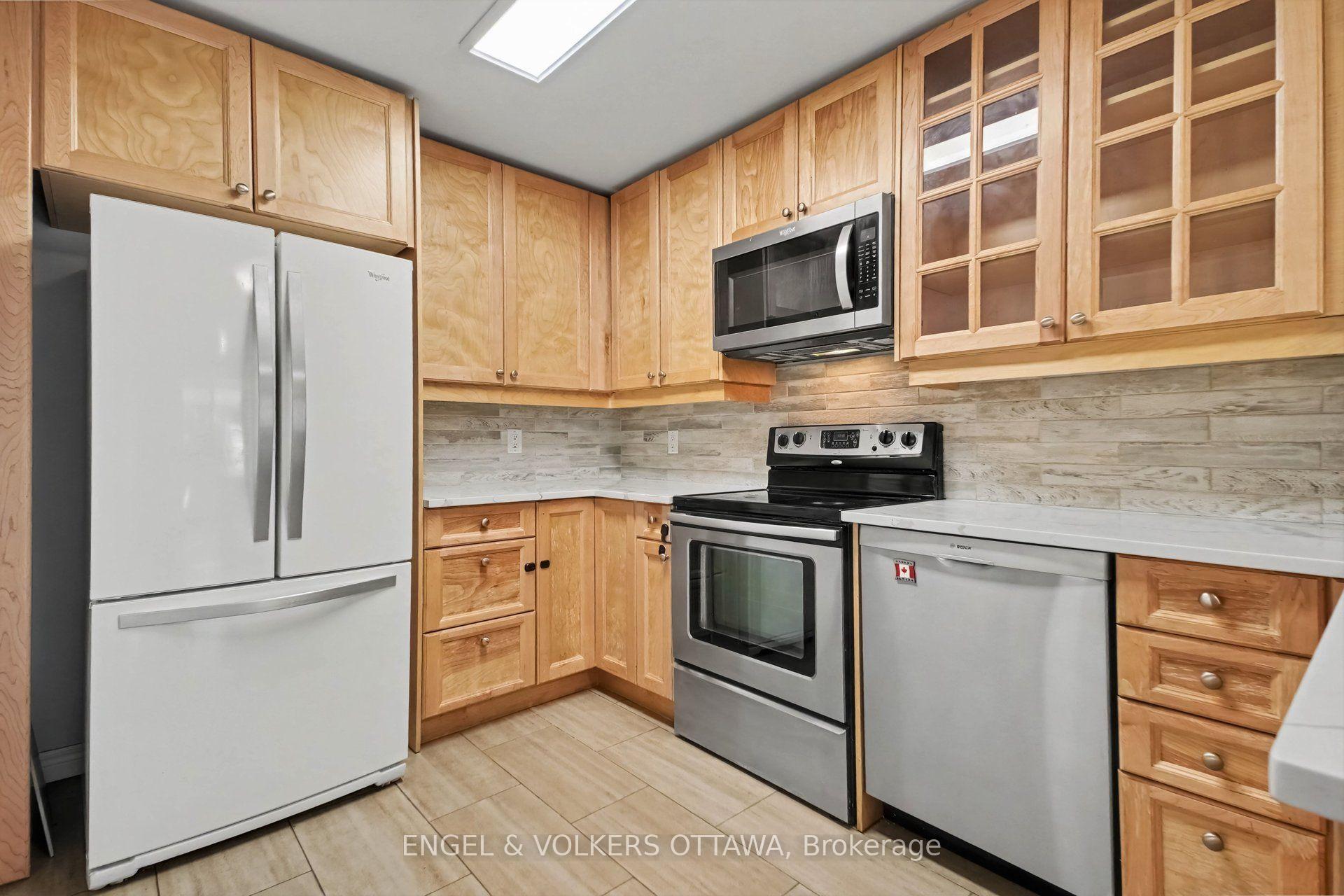 Photo 12 of 29 Woodbury Crescent, Ottawa, Hunt Club Park — HOMEH