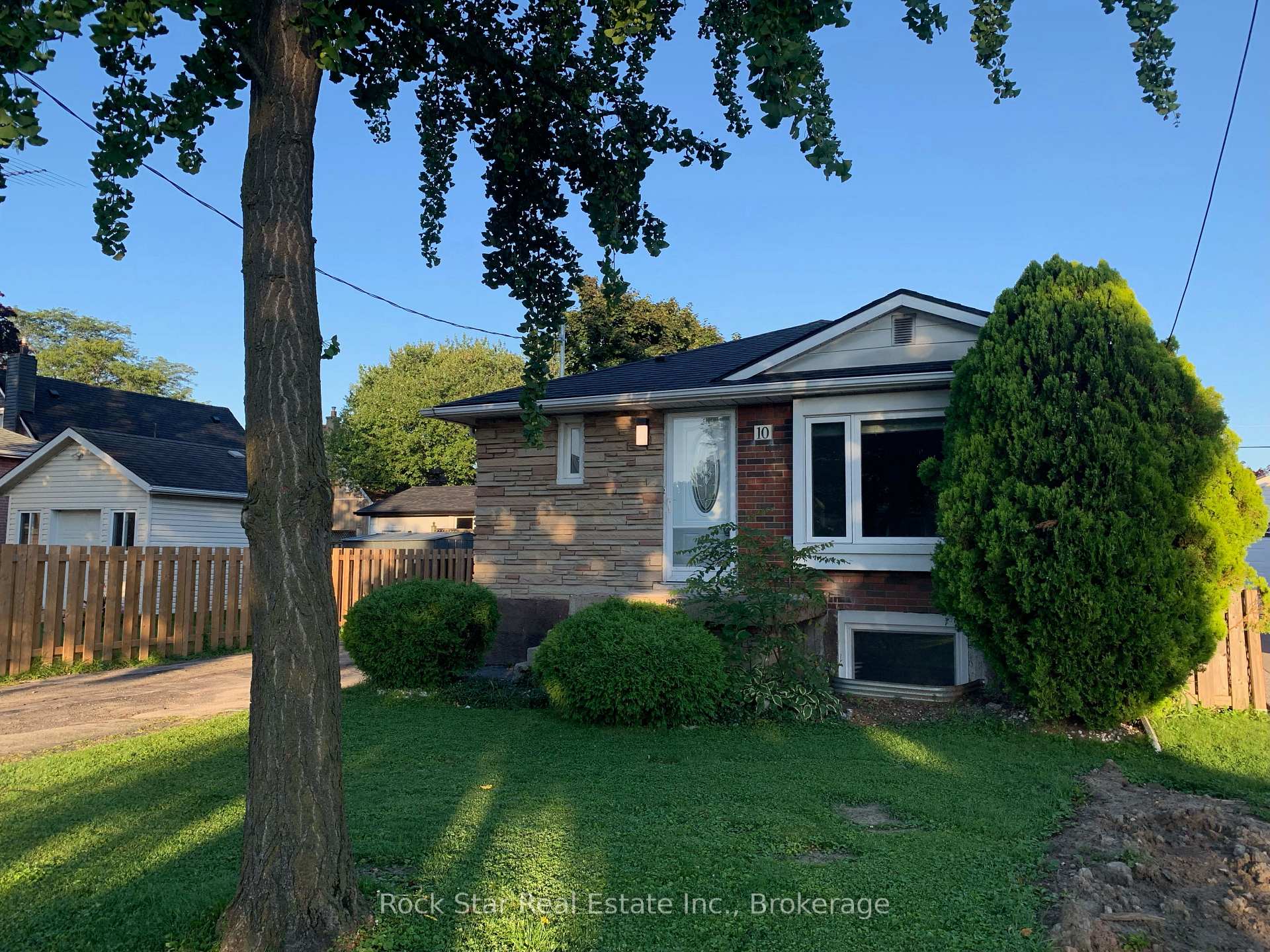 Photo 2 of Unit Upper, 10 Viceroy Court, Hamilton, Hill Park — HOMEH