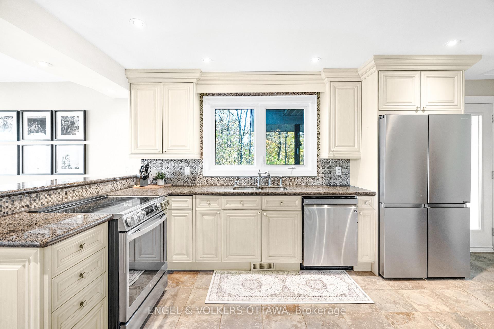 Photo 15 of 1073 Island View Drive, Ottawa, Manotick South to Roger Stevens — HOMEH