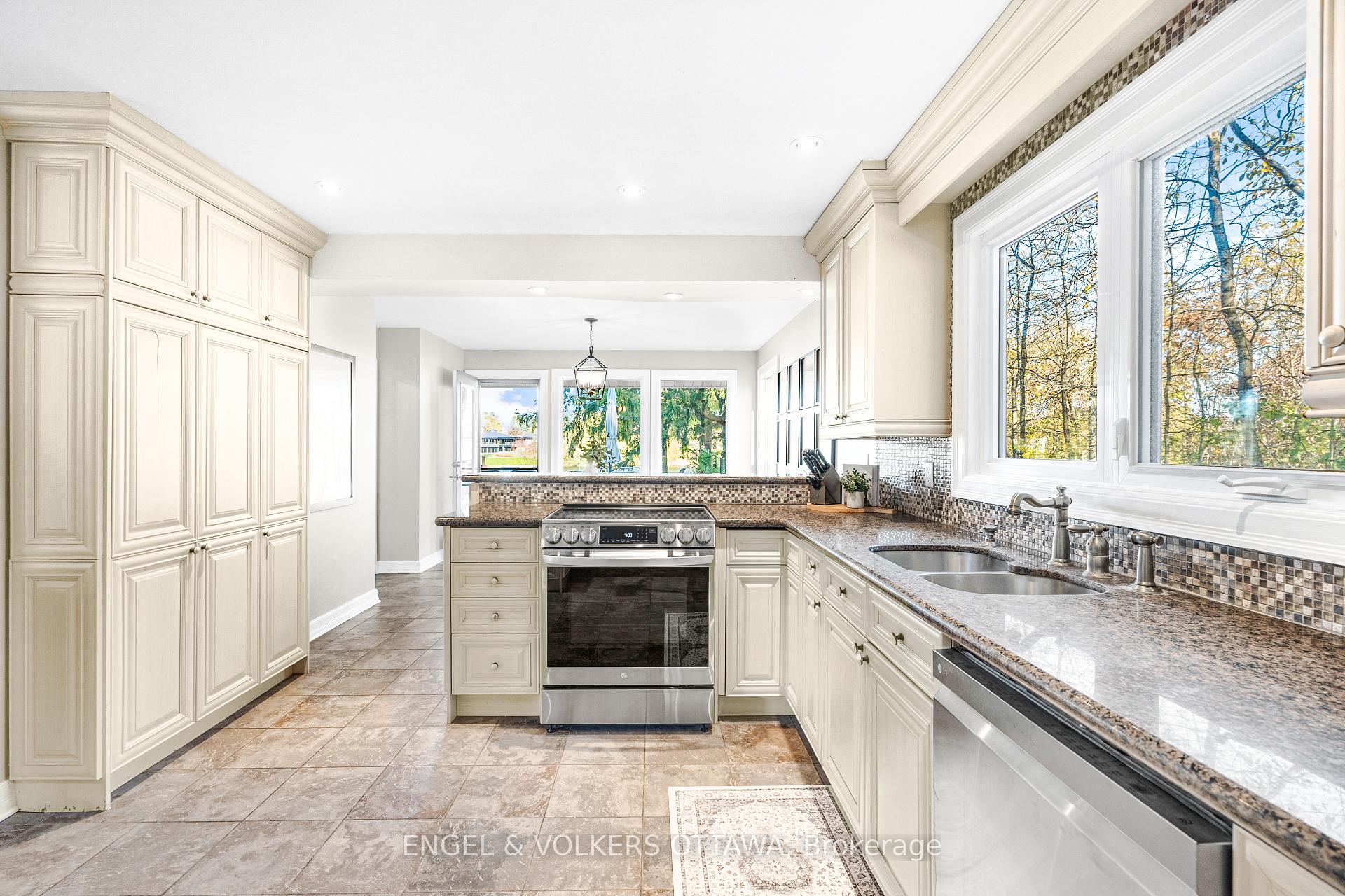 Photo 17 of 1073 Island View Drive, Ottawa, Manotick South to Roger Stevens — HOMEH