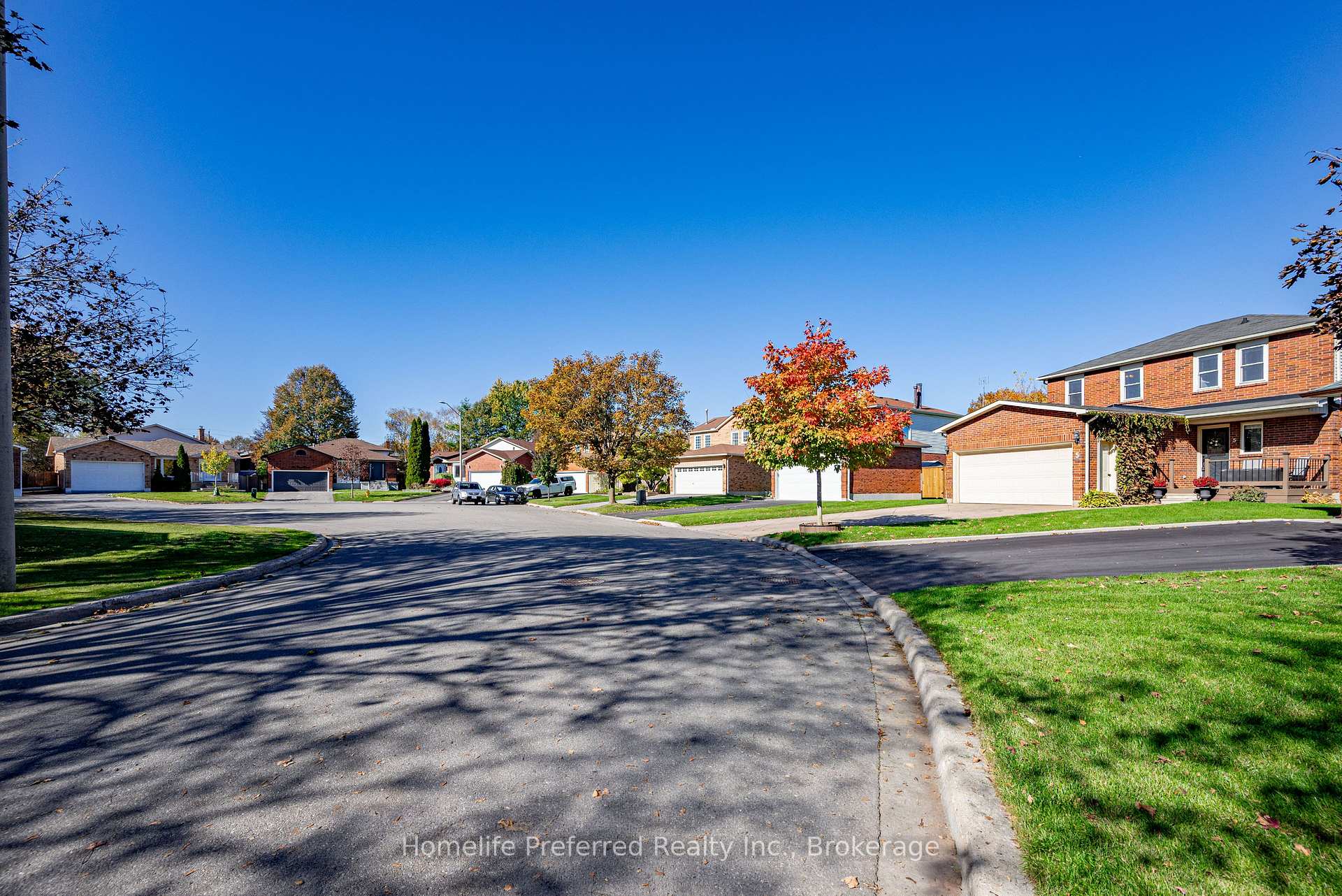 Photo 3 of 5 Souch Court, Clarington, Bowmanville — HOMEH