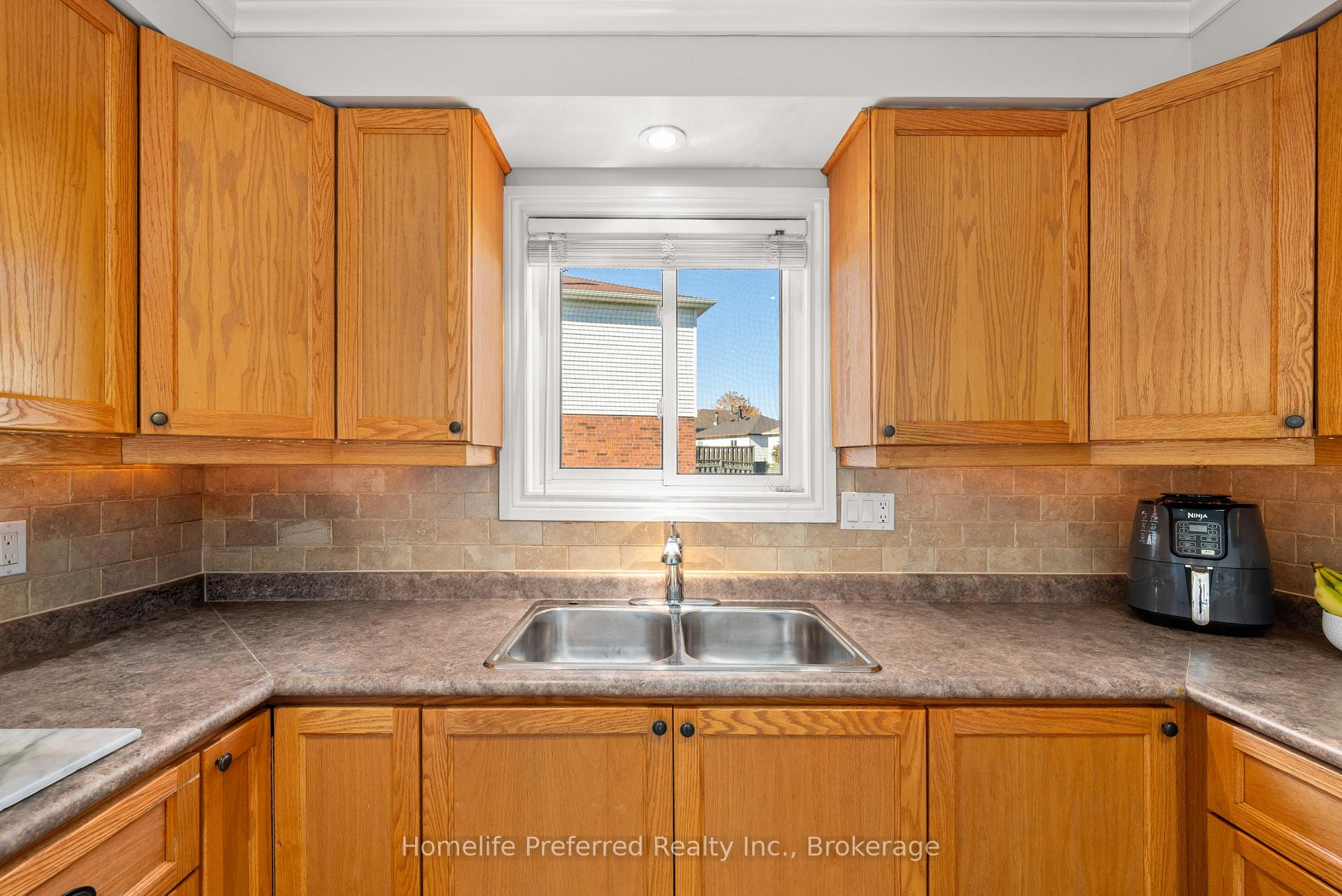 Photo 12 of 5 Souch Court, Clarington, Bowmanville — HOMEH
