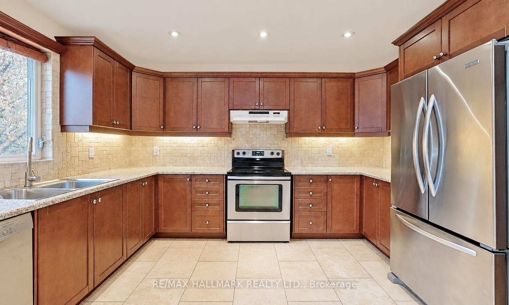Photo 1 of 28 Lake Avenue, Richmond Hill, Oak Ridges Lake Wilcox — HOMEH
