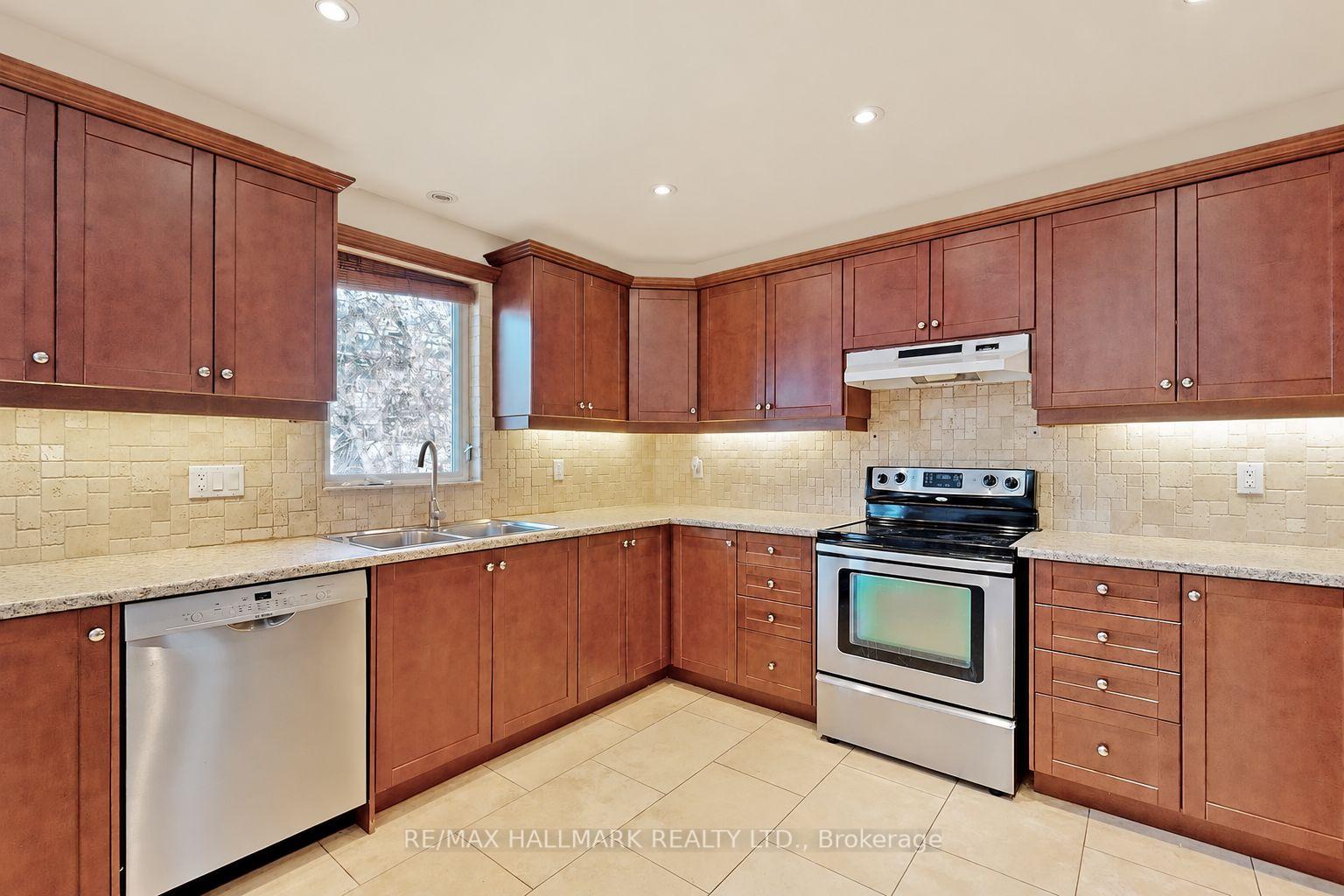 Photo 2 of 28 Lake Avenue, Richmond Hill, Oak Ridges Lake Wilcox — HOMEH