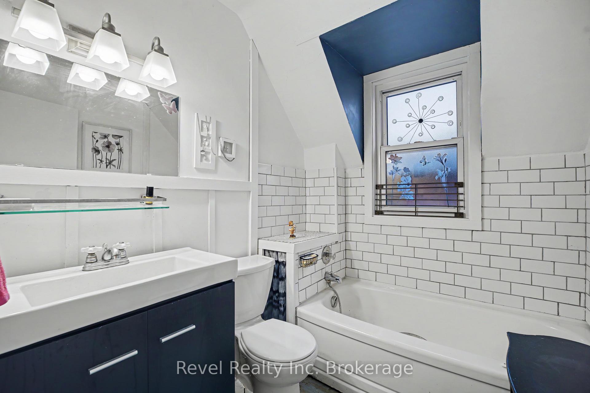 Photo 29 of 220 First Avenue E, North Bay, Central — HOMEH