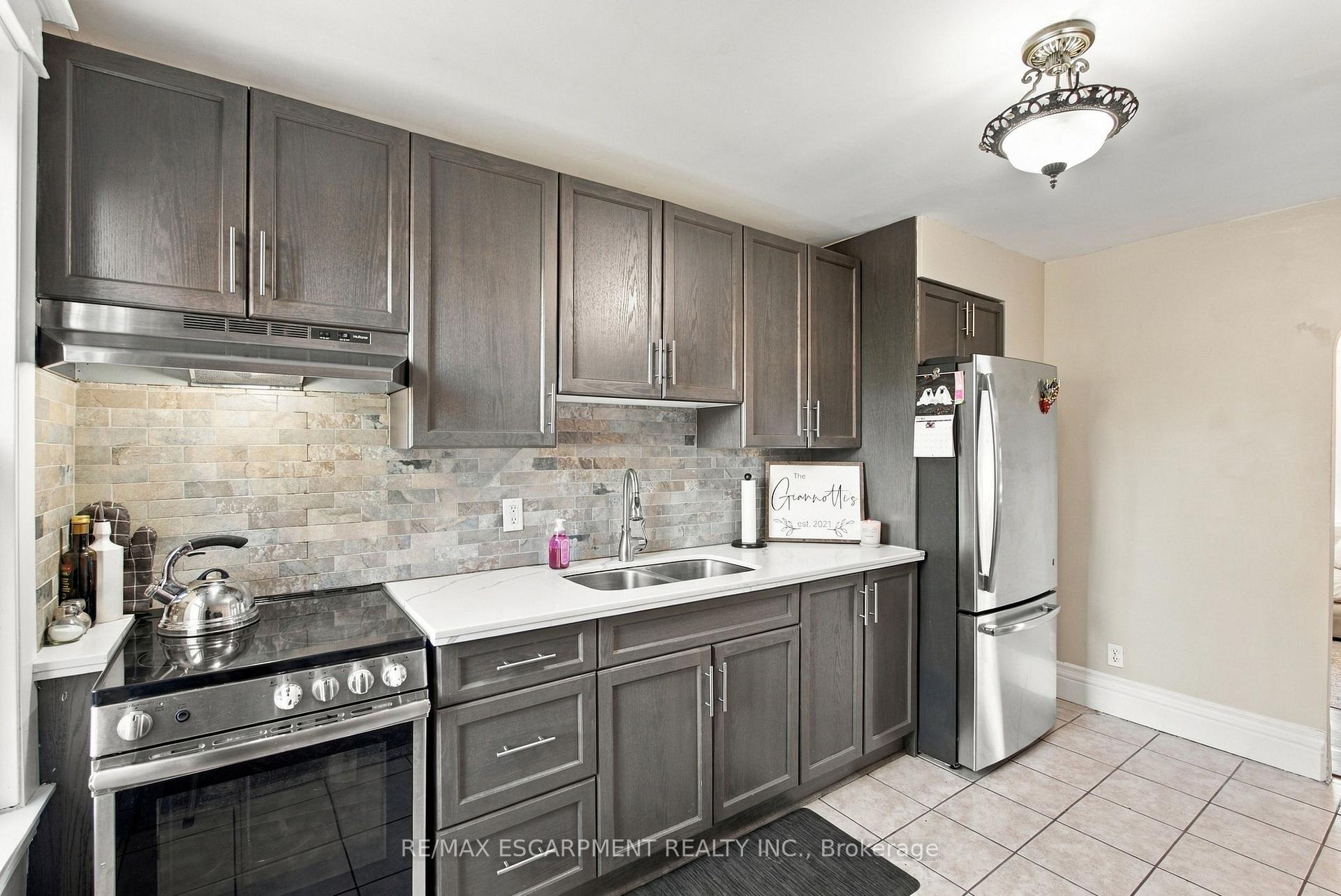 Photo 14 of 153 Albany Avenue, Hamilton, Homeside — HOMEH