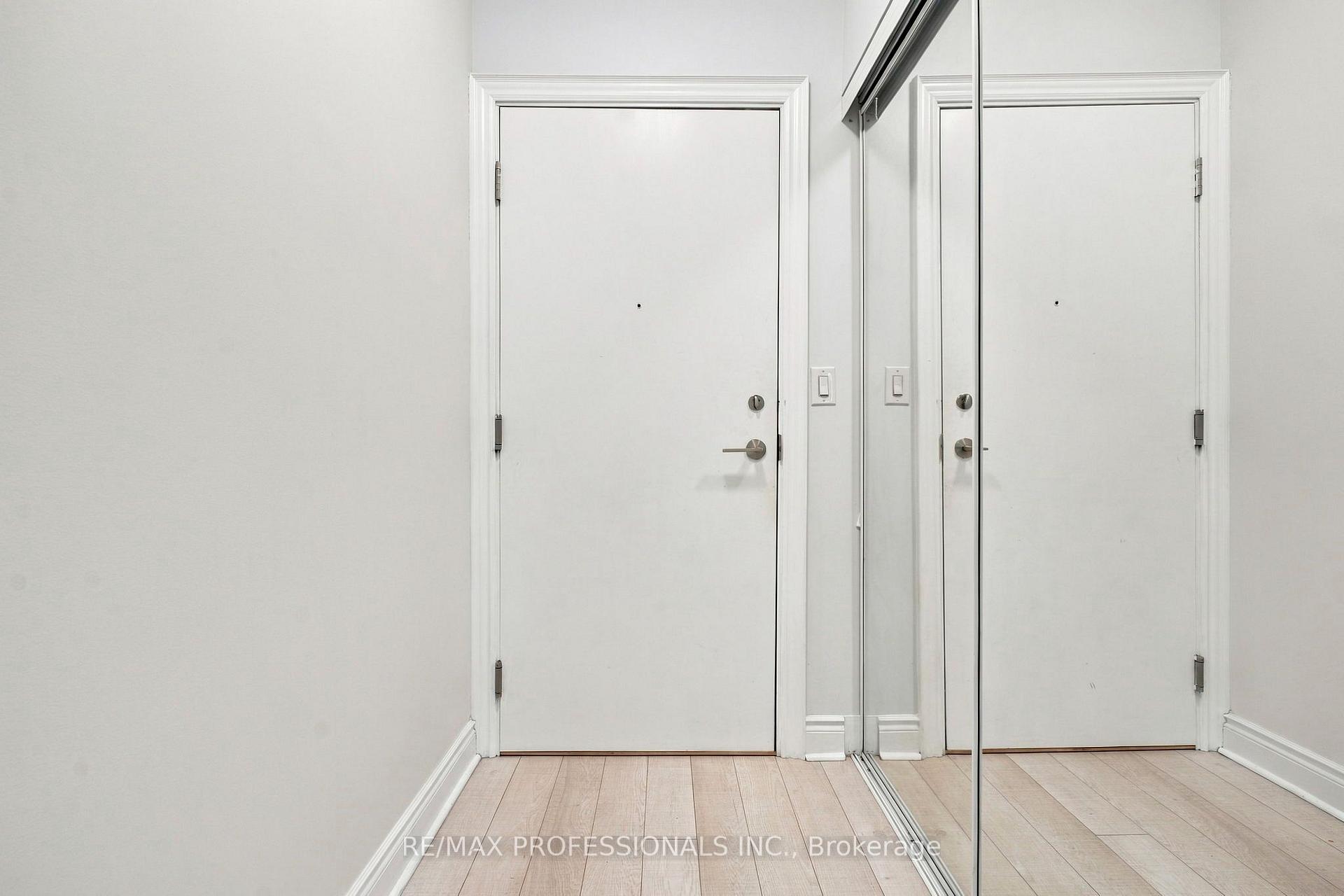 Photo 4 of Unit 901, 16 Brookers Lane, Etobicoke, Mimico — HOMEH